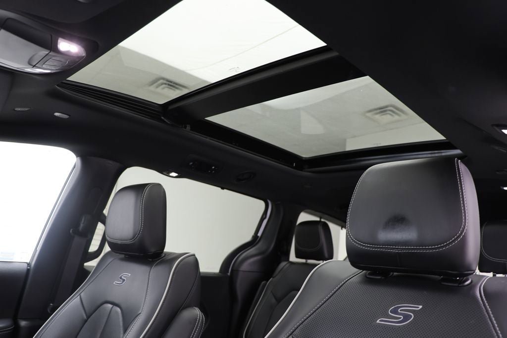 Used 2024 Chrysler Pacifica Limited w/ S Appearance Package image 17