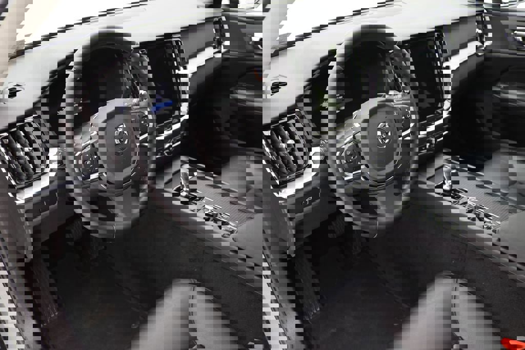 Used 2025 Volvo S60 B5 Core image 16