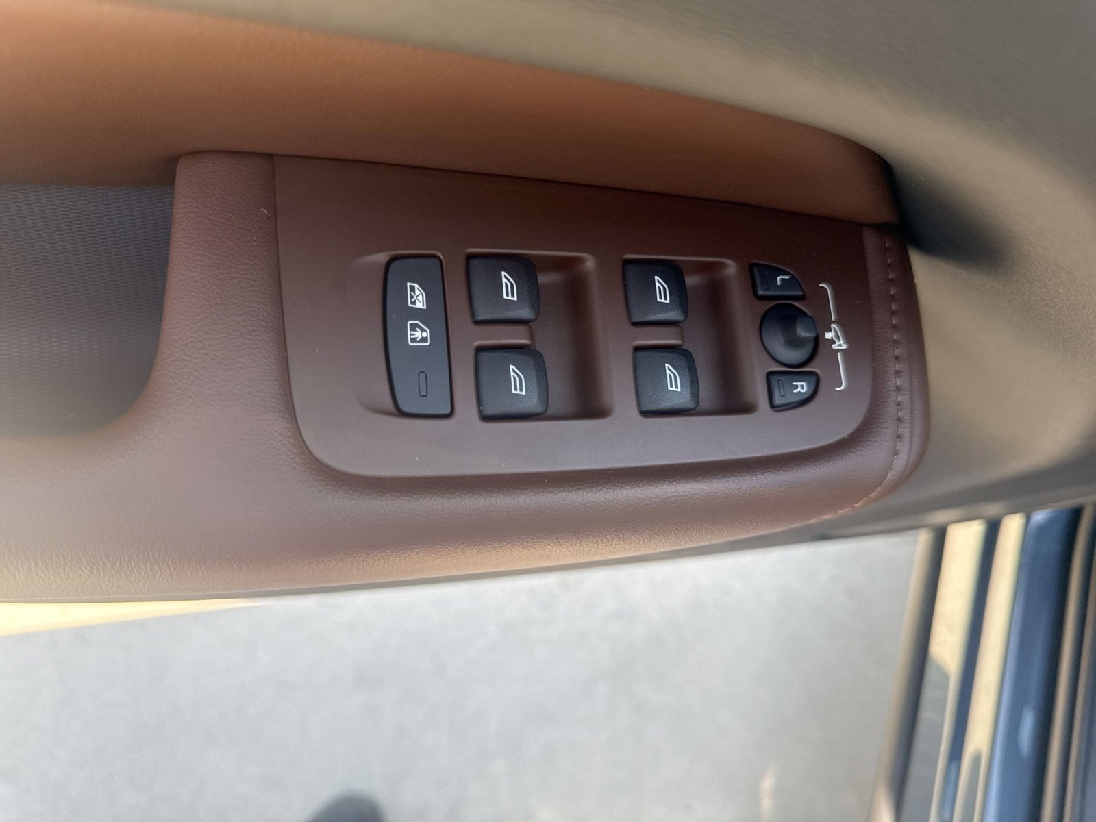 Used 2023 Volvo XC60 B5 Plus AWD/4WD image 14