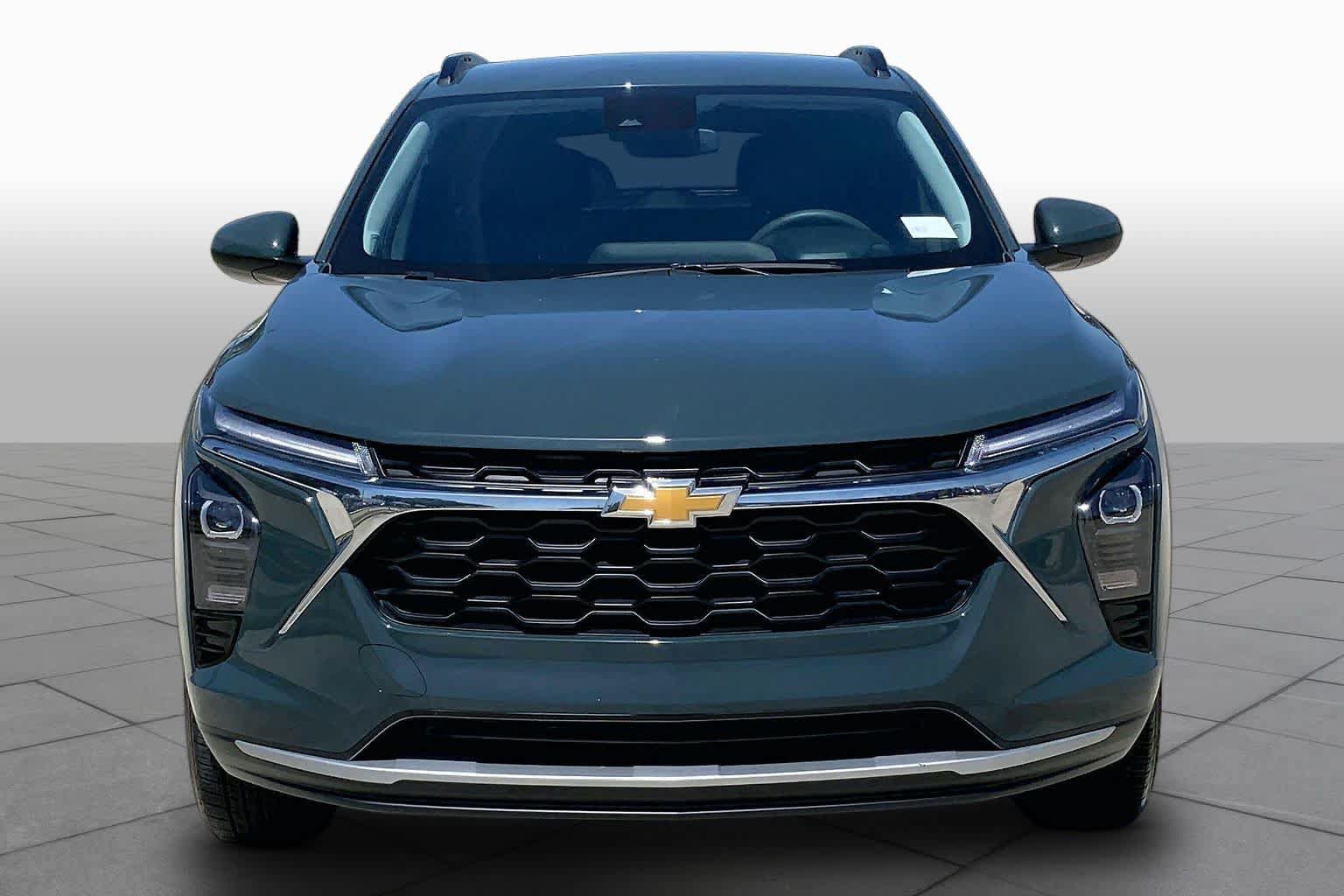 Used 2025 Chevrolet Trax LT FWD image 4