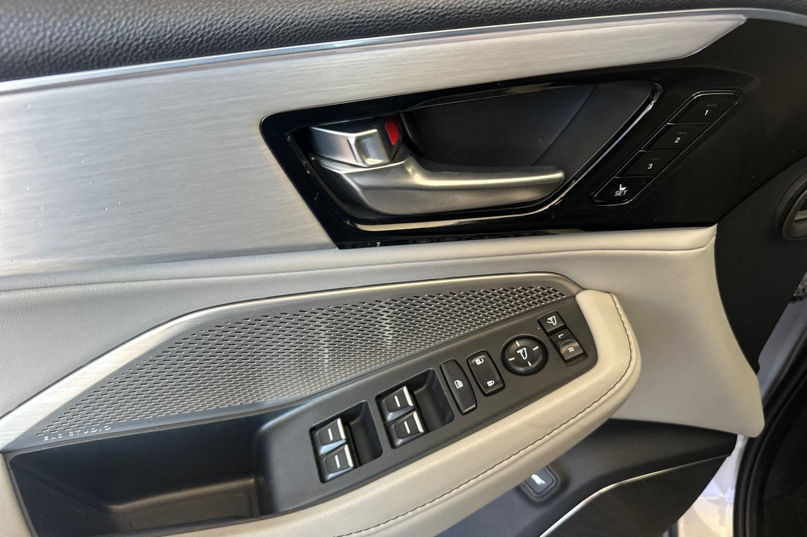 Used 2022 Acura MDX SH-AWD w/ Technology Package image 12