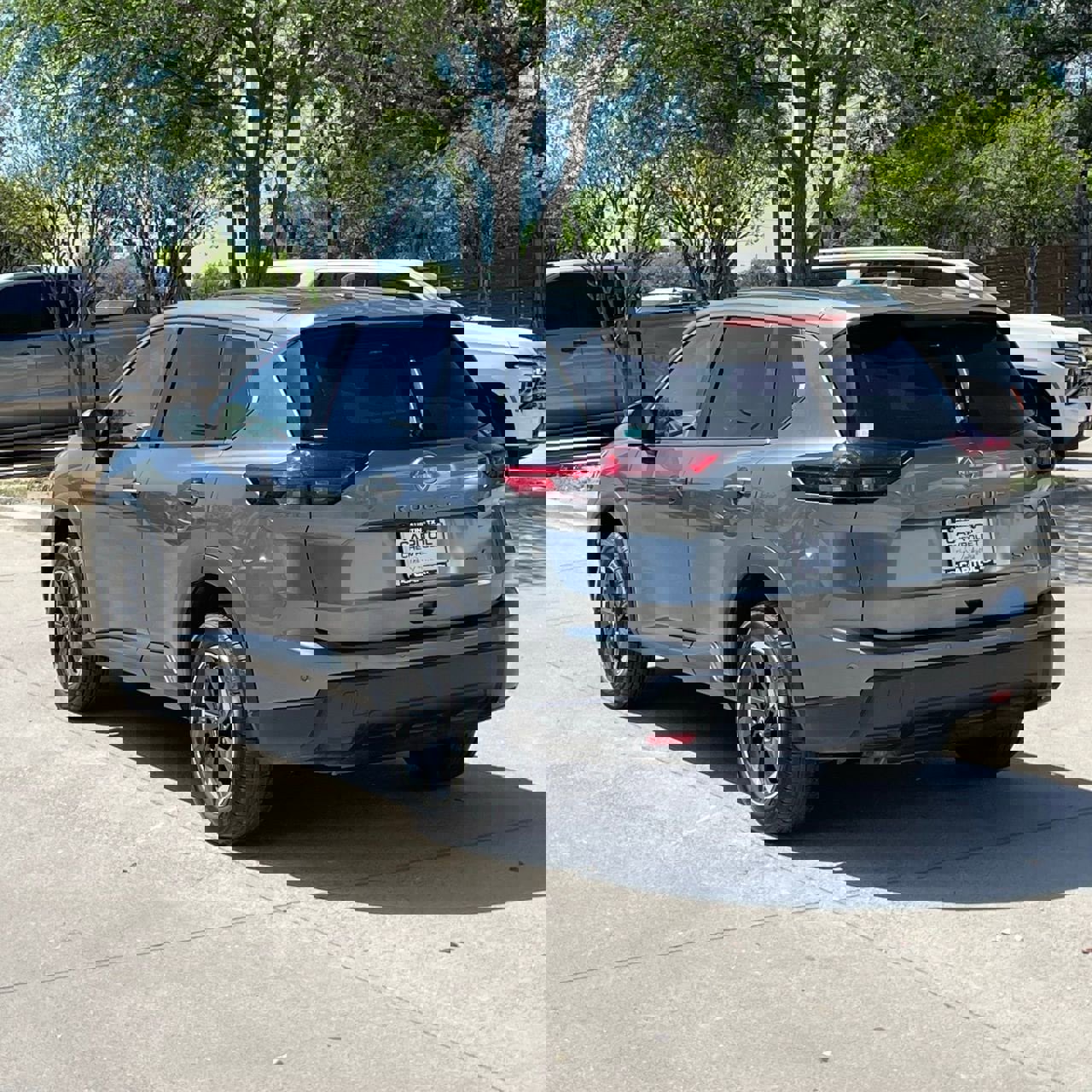 Used 2024 Nissan Rogue SV image 4