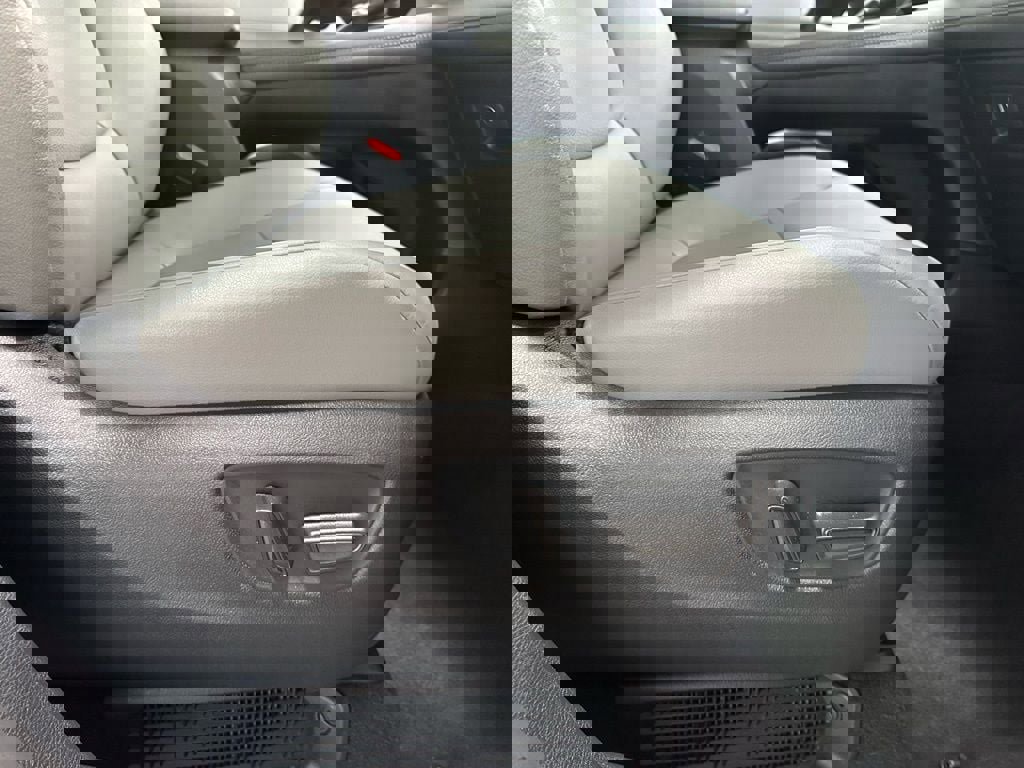 Used 2025 Toyota Sienna XLE image 63