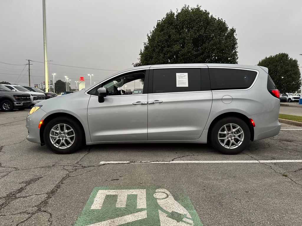 Used 2023 Chrysler Voyager LX image 2
