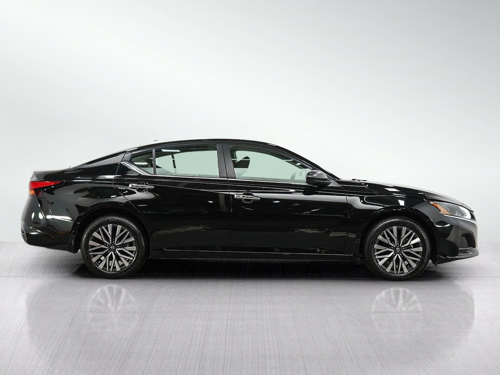 Used 2024 Nissan Altima 2.5 SV AWD/4WD image 6