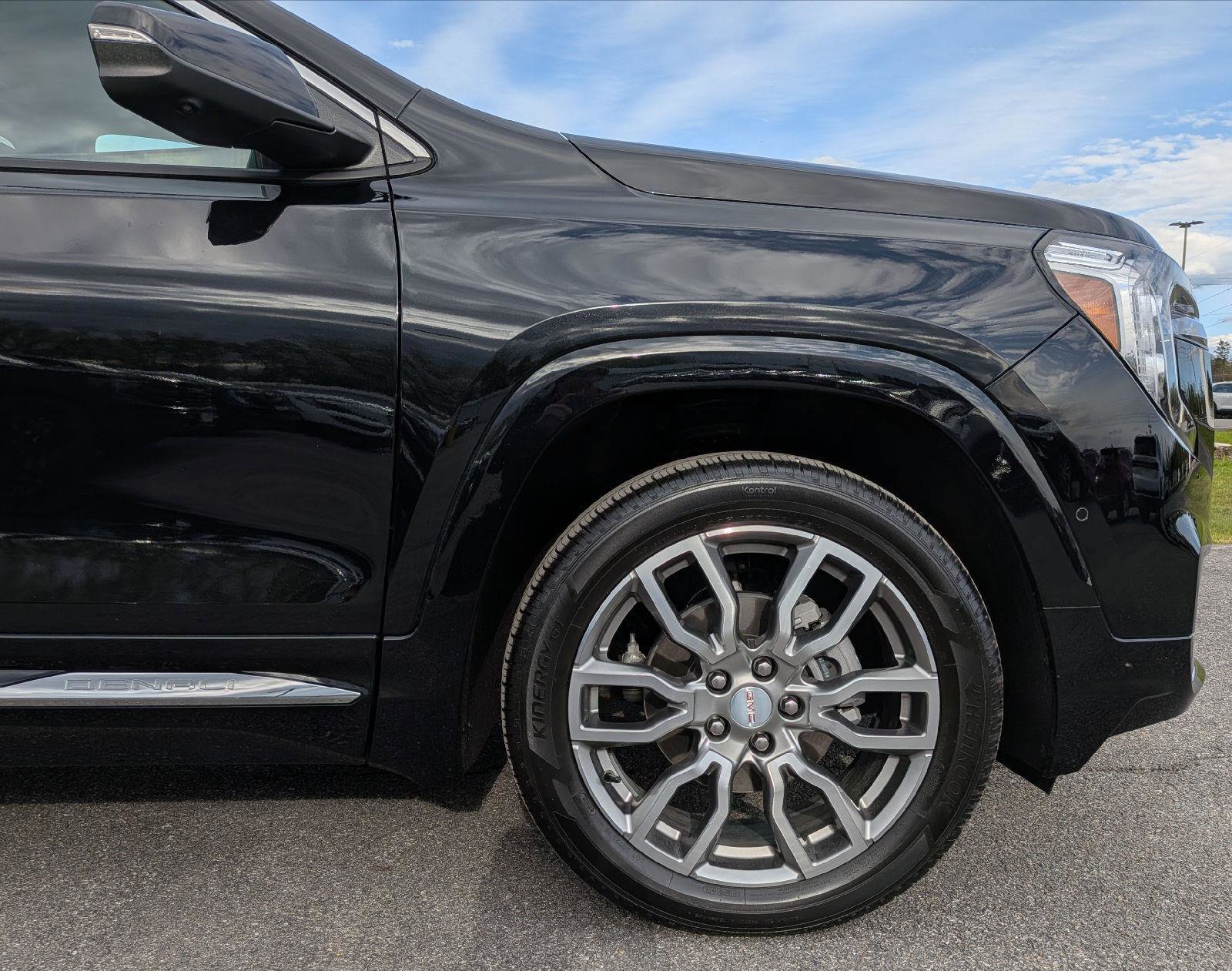 Used 2024 GMC Terrain Denali w/ Denali Premium Package AWD/4WD image 3