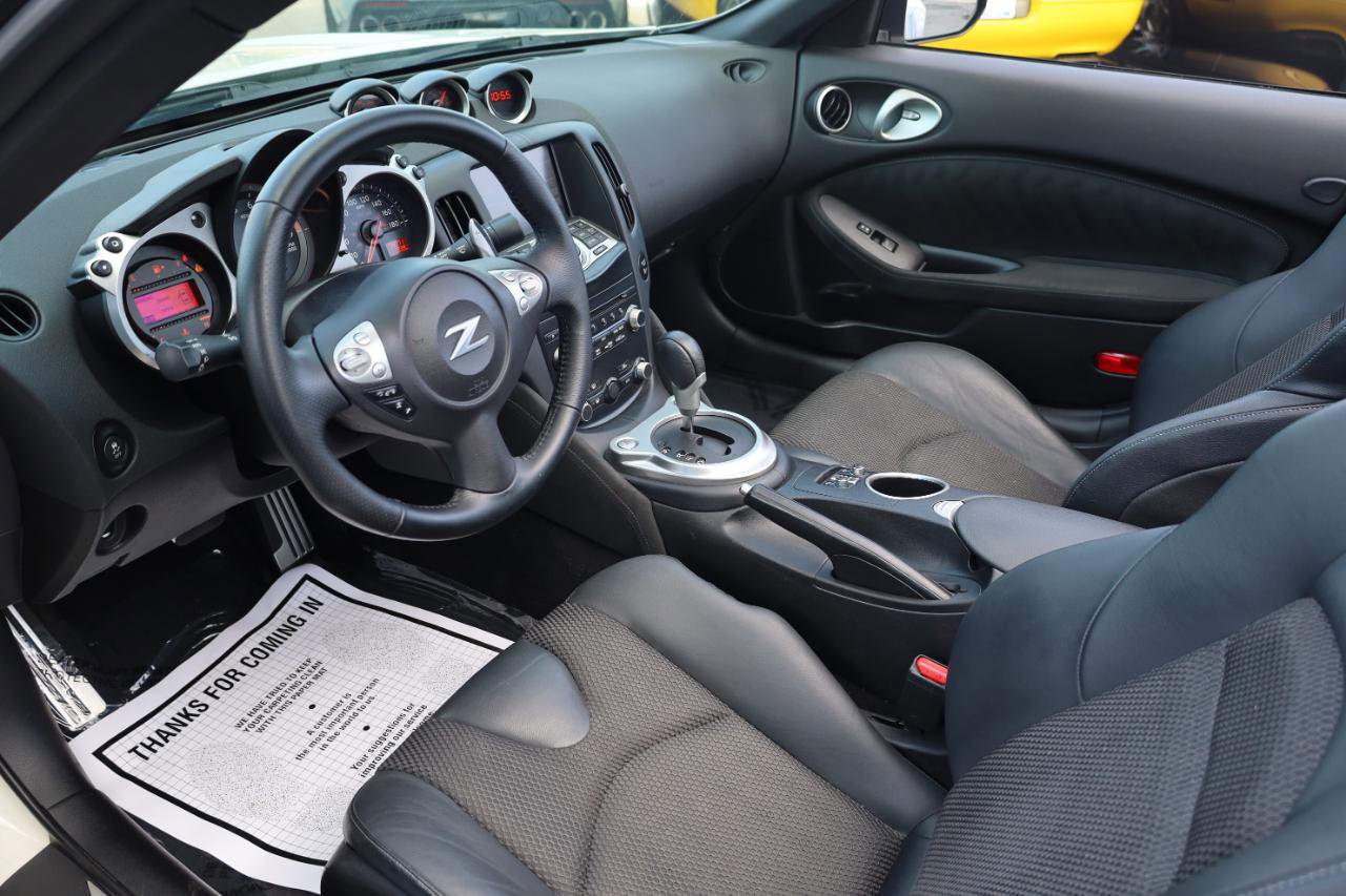 Used 2017 Nissan 370Z Touring RWD image 9