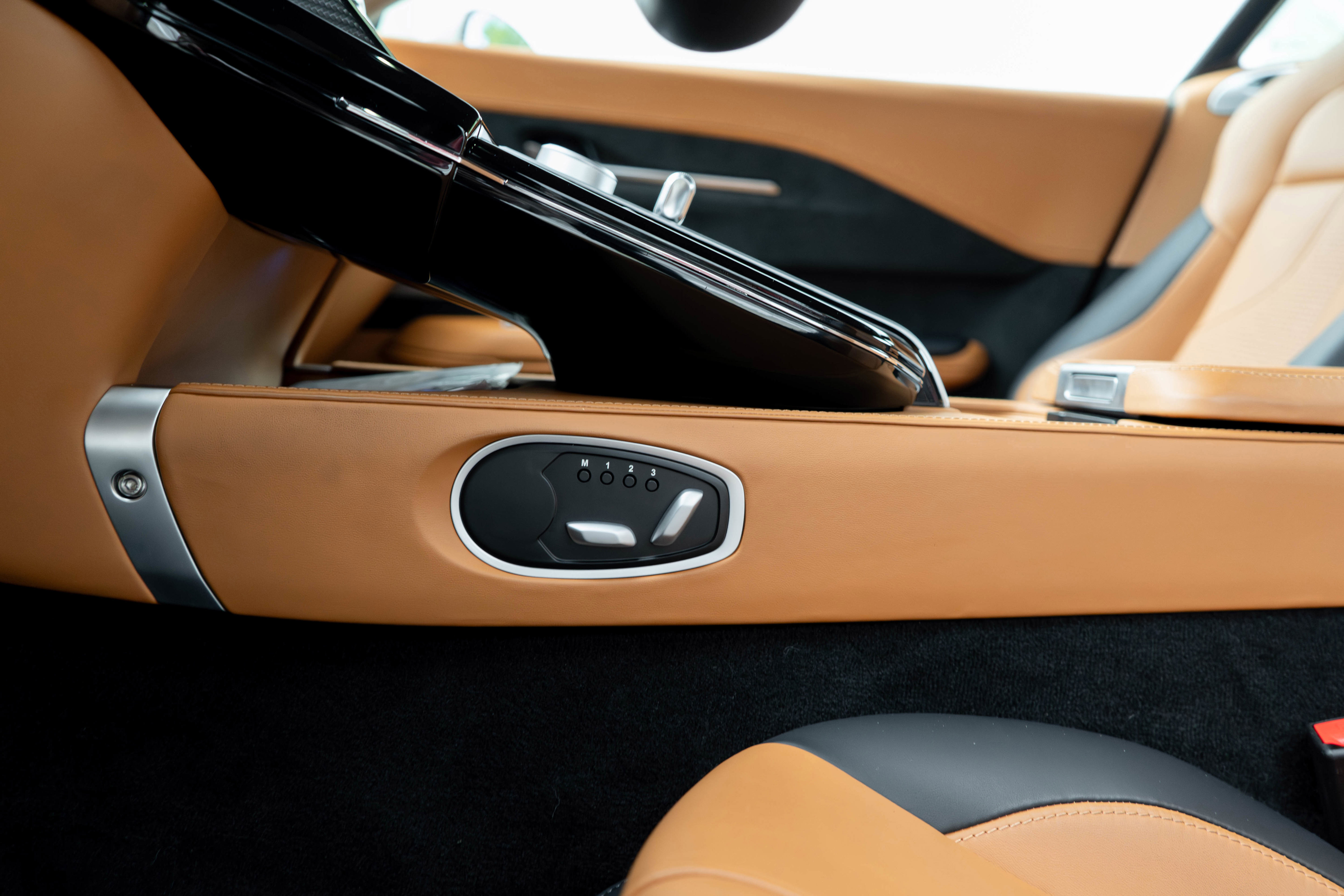 Used 2025 Aston Martin V8 Vantage Coupe image 17