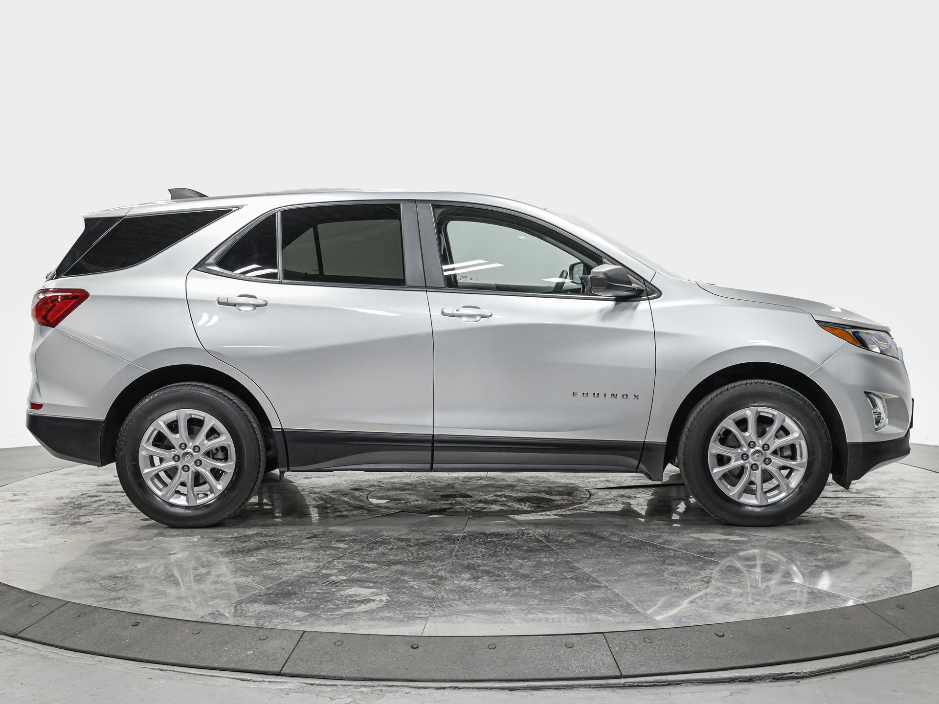Used 2021 Chevrolet Equinox LS w/ LS Convenience Package image 8