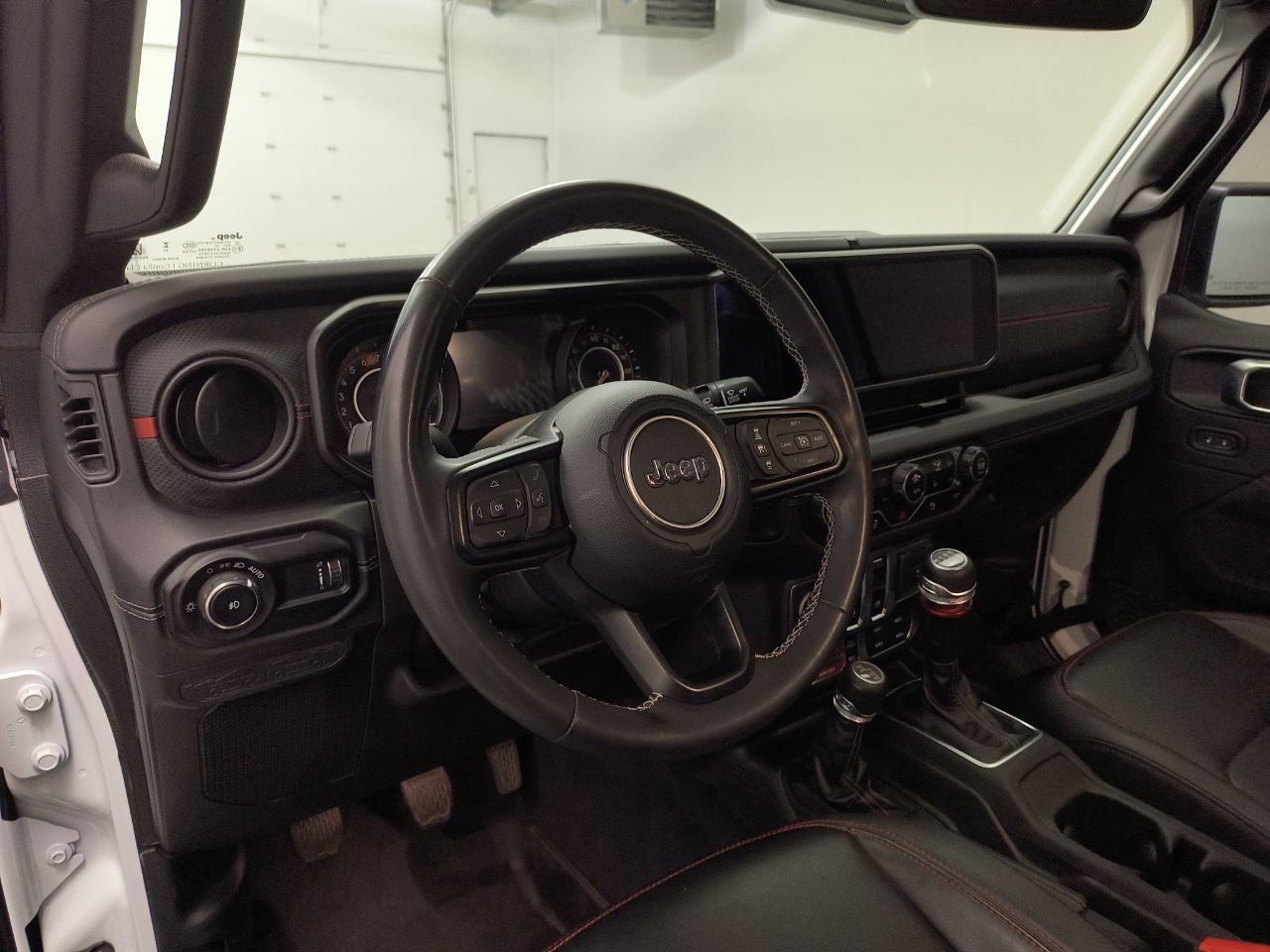 Used 2025 Jeep Wrangler Rubicon AWD/4WD image 4