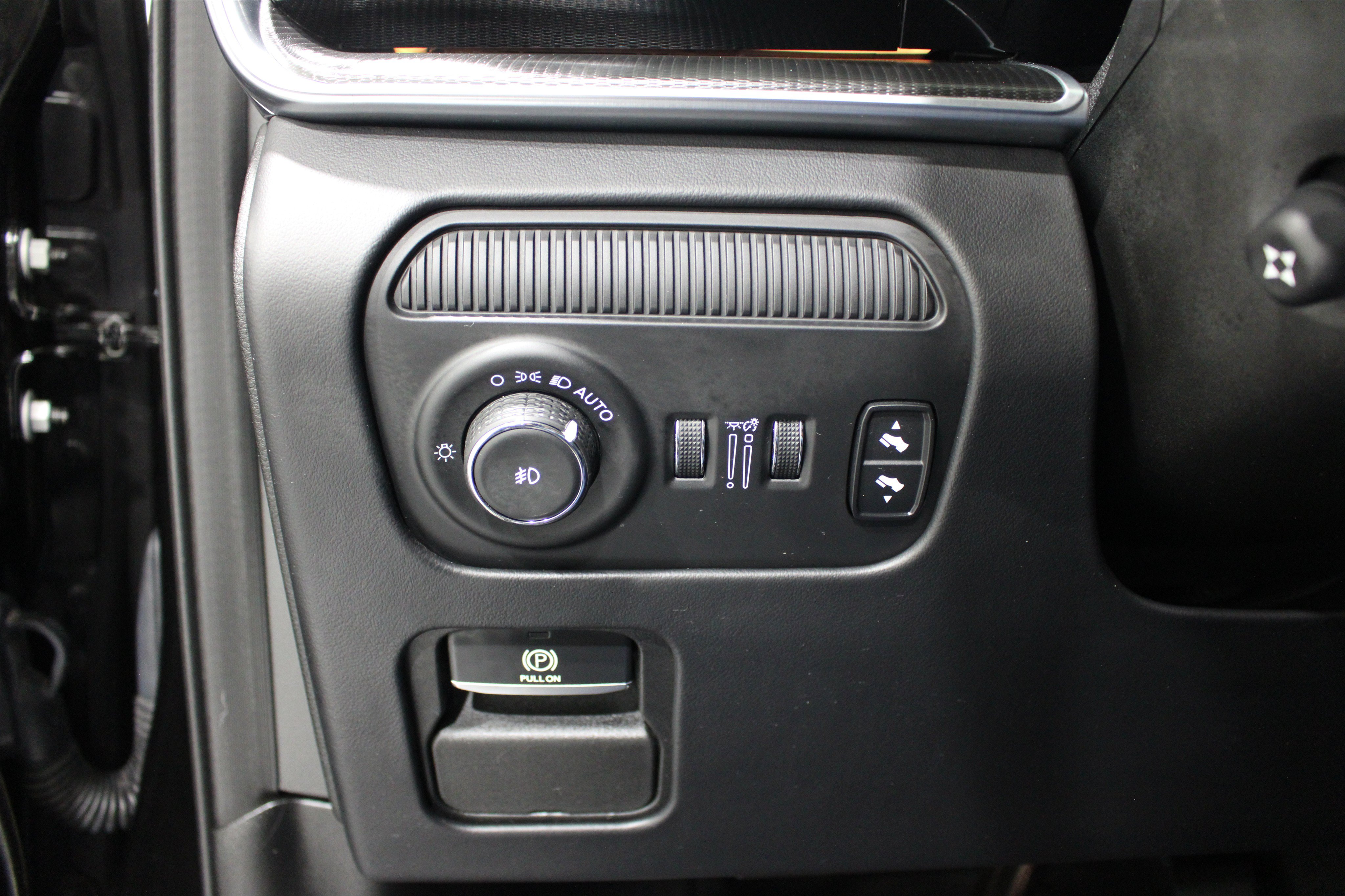 Used 2023 Jeep Grand Wagoneer Series III AWD/4WD image 9