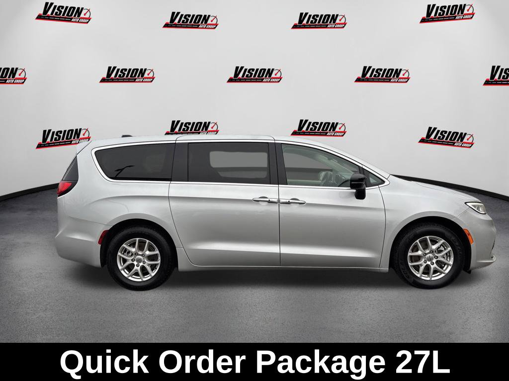 Used 2024 Chrysler Pacifica Touring-L FWD image 4