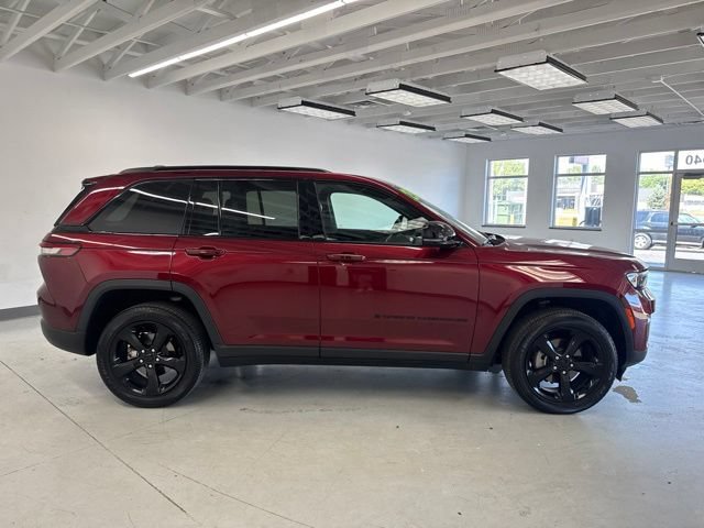 Used 2023 Jeep Grand Cherokee Altitude AWD/4WD image 16