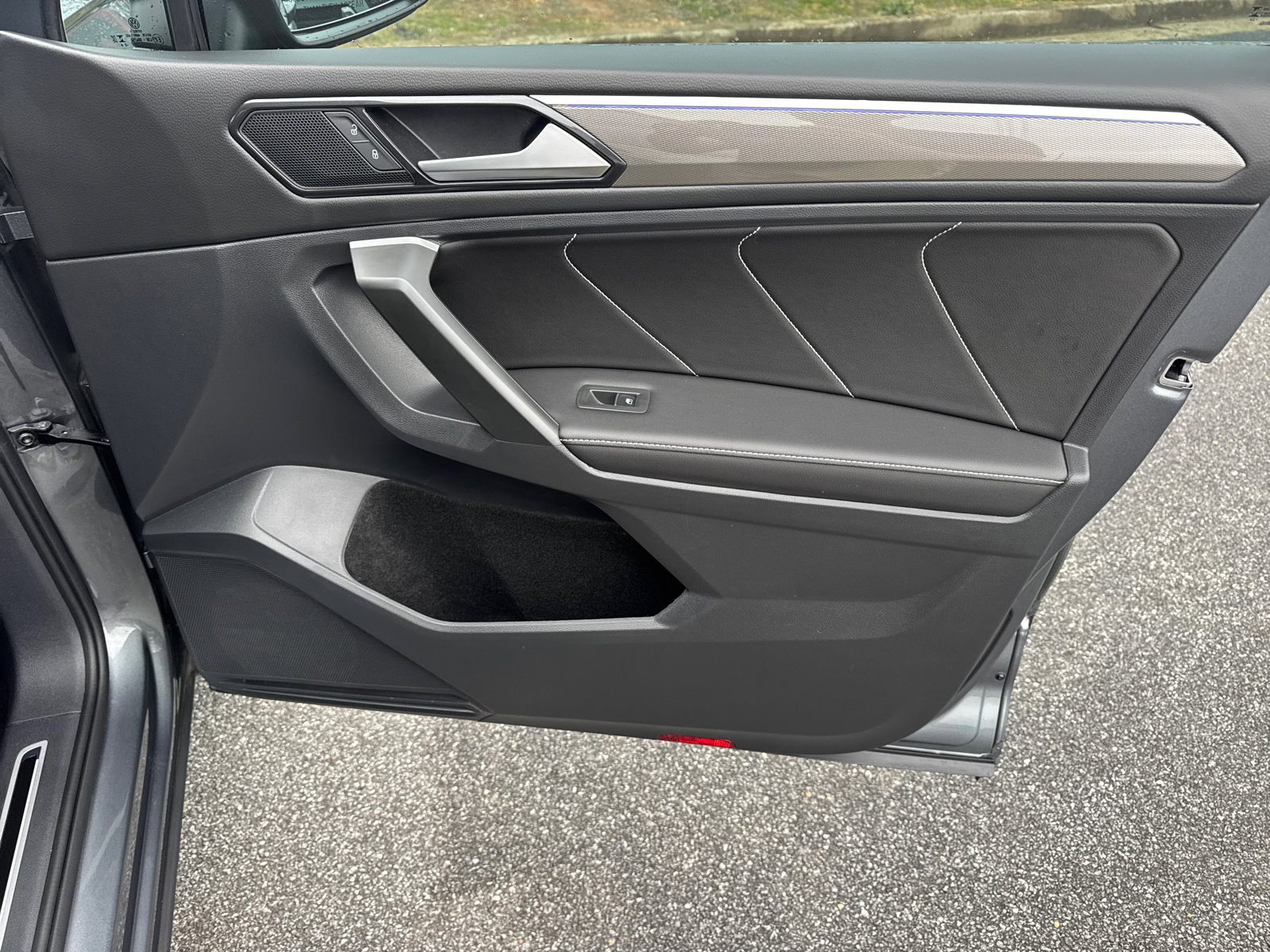 Used 2024 Volkswagen Tiguan SE R-Line image 14