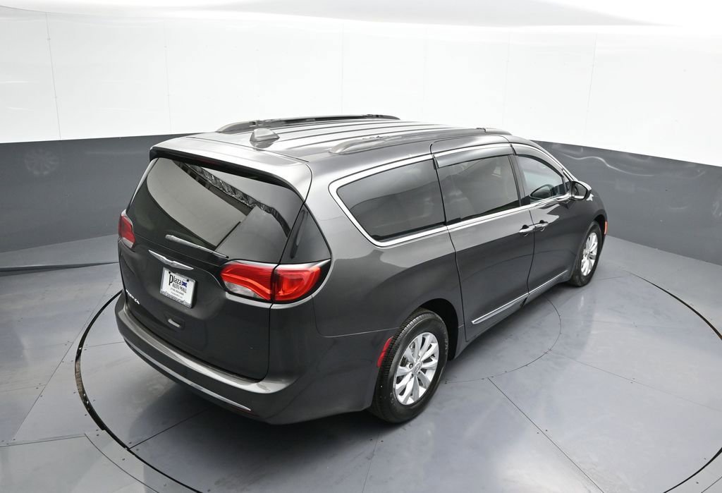 Used 2017 Chrysler Pacifica Touring-L image 38