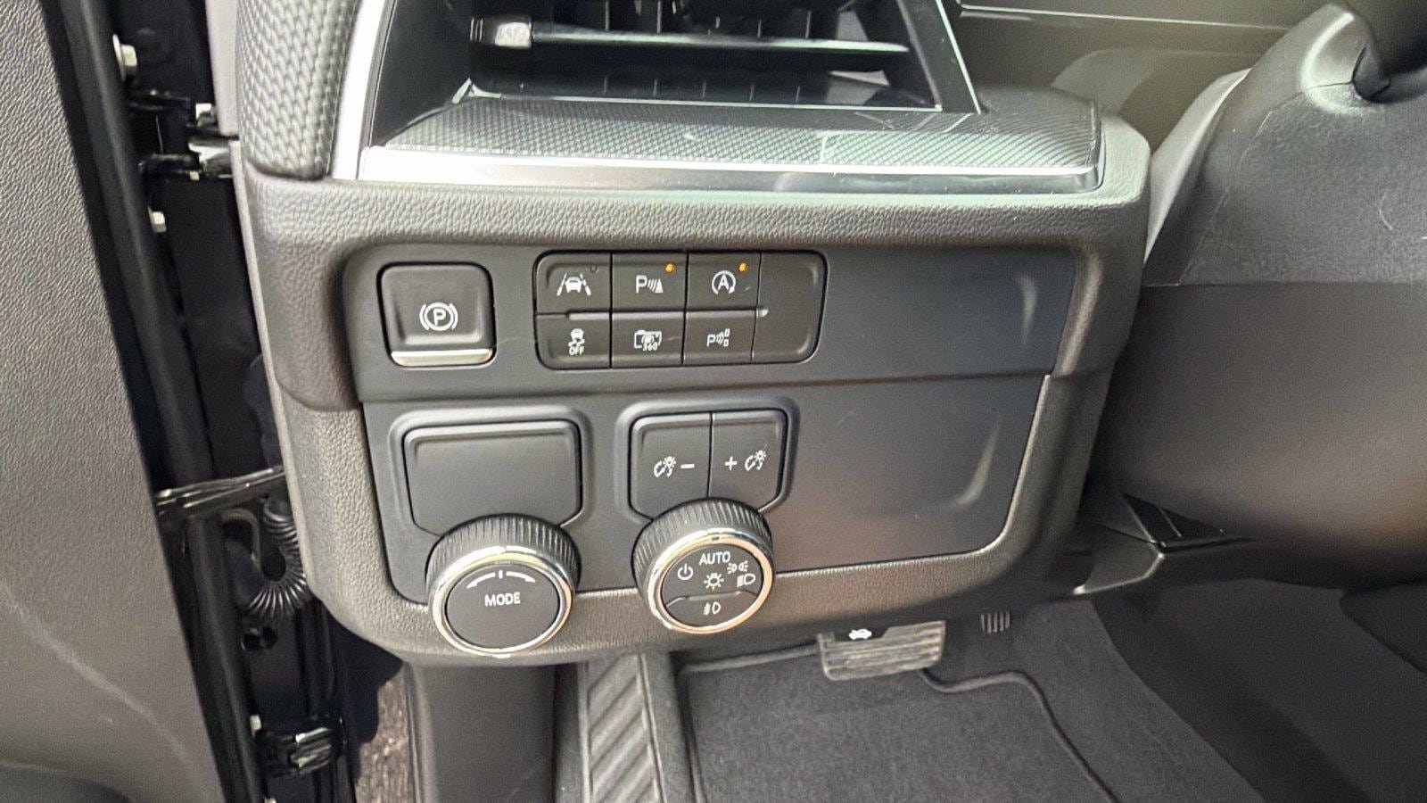 Used 2025 Chevrolet Suburban RST w/ Comfort Package RWD image 27