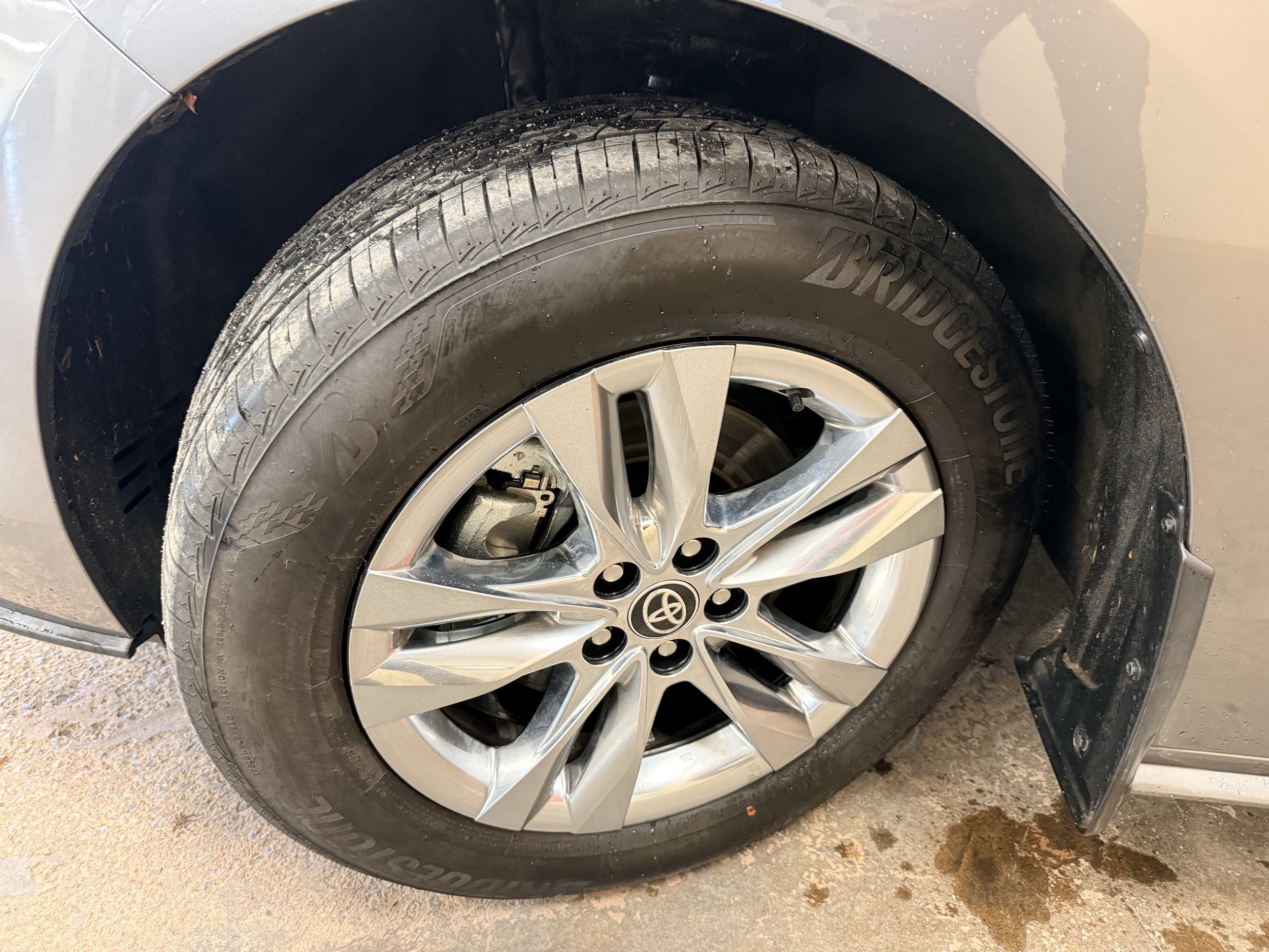 Used 2026 Toyota Sienna XLE AWD/4WD image 4