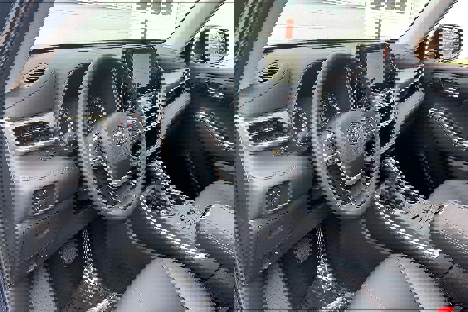 Used 2025 Toyota Highlander XLE image 18