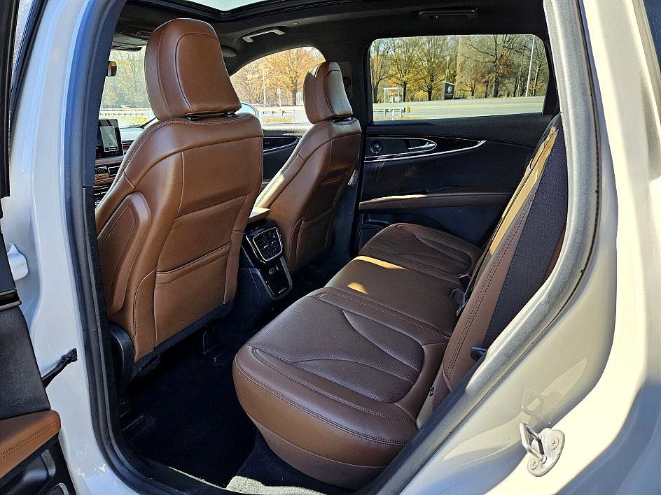 Used 2023 Lincoln Nautilus Reserve w/ Equipment Group 201A image 9