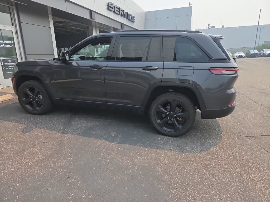 Used 2023 Jeep Grand Cherokee Altitude AWD/4WD image 7
