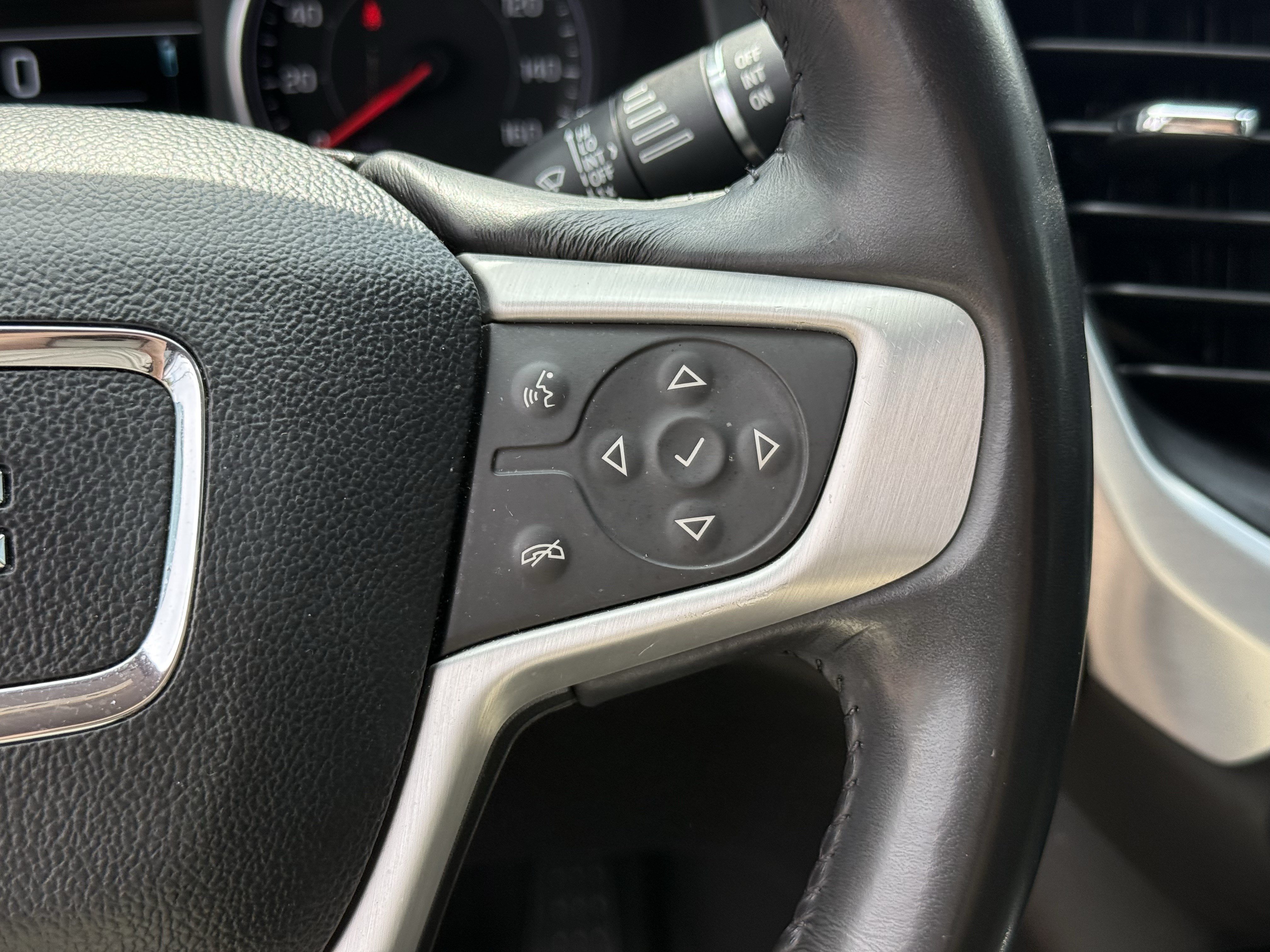 Used 2019 GMC Acadia SLT w/ LPO, Floor Liner Package FWD image 17