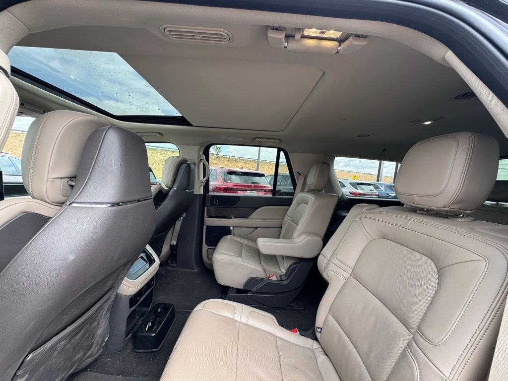 Used 2024 Lincoln Navigator Reserve image 2