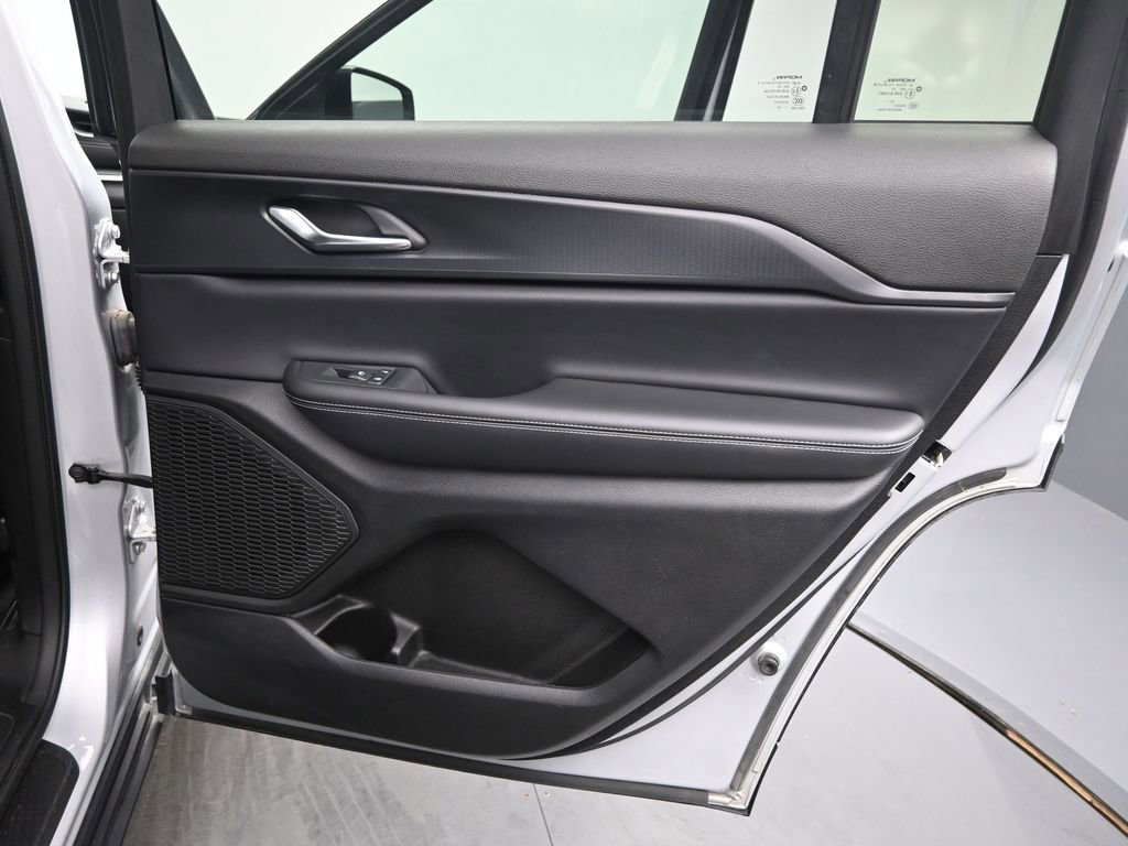 Used 2024 Jeep Grand Cherokee L Laredo image 18