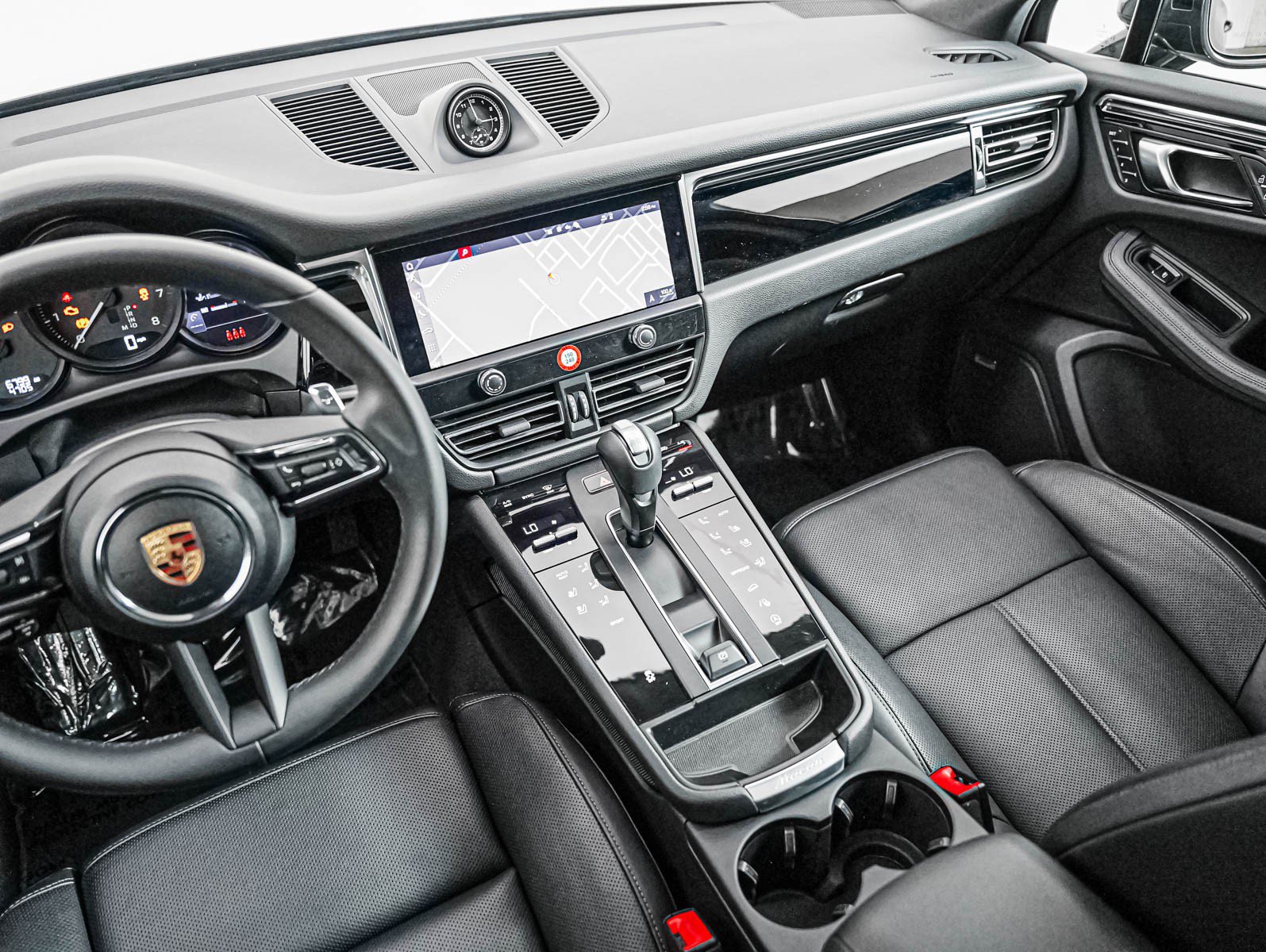 Certified 2025 Porsche Macan AWD/4WD image 19