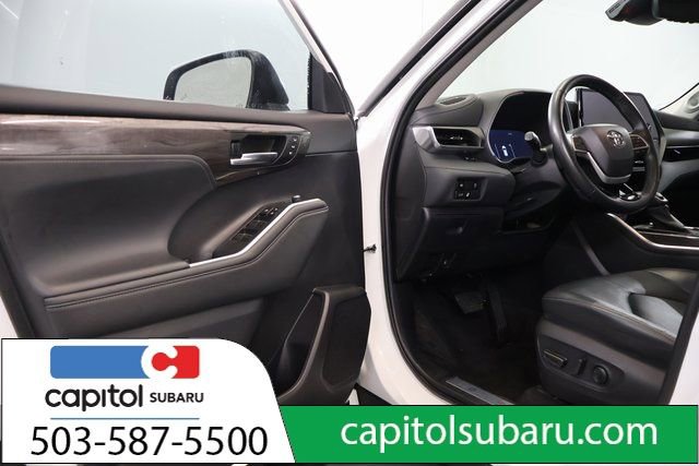 Used 2023 Toyota Highlander Limited image 10