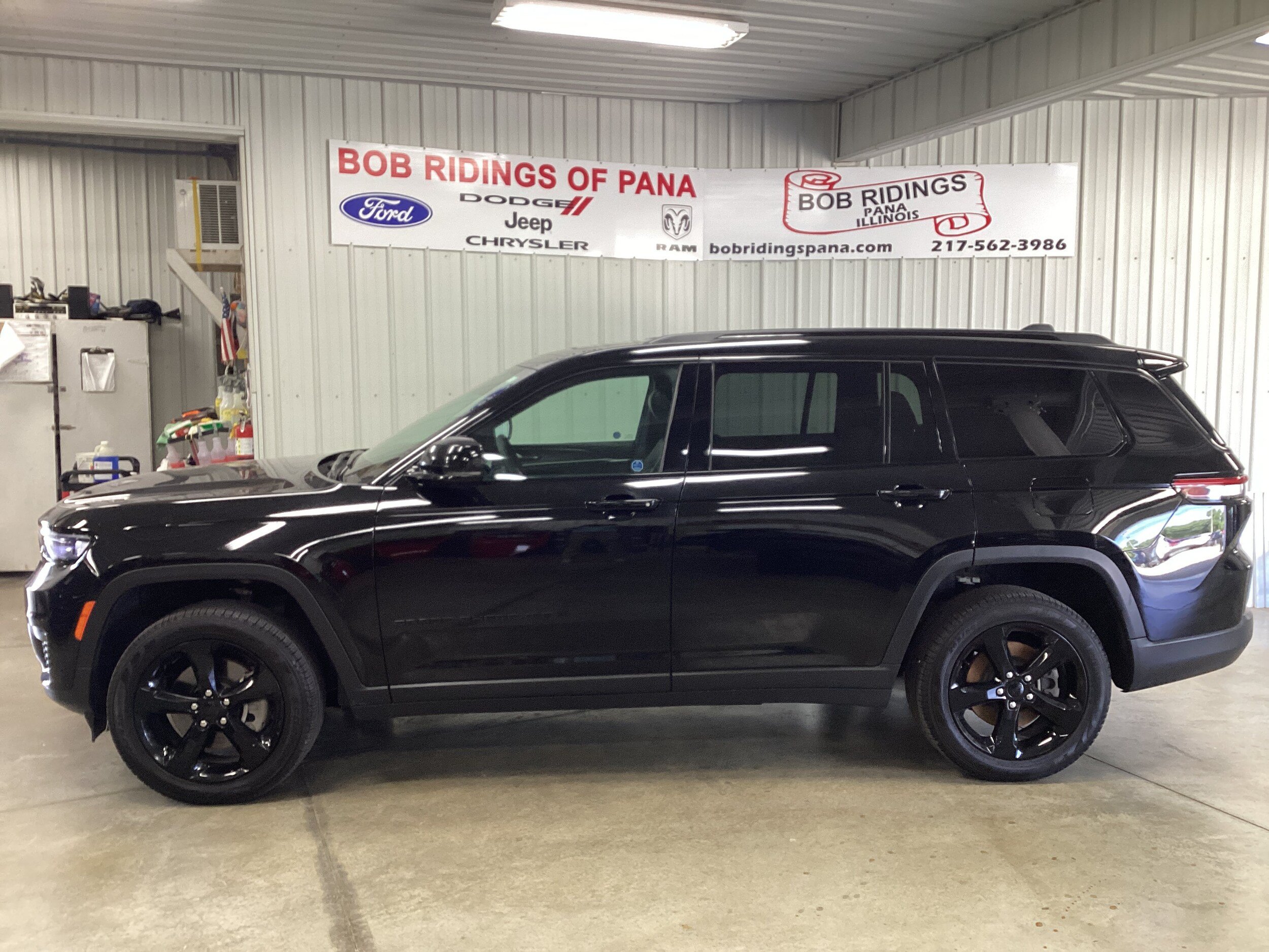 Used 2025 Jeep Grand Cherokee L Limited w/ Black Appearance Package AWD/4WD image 2