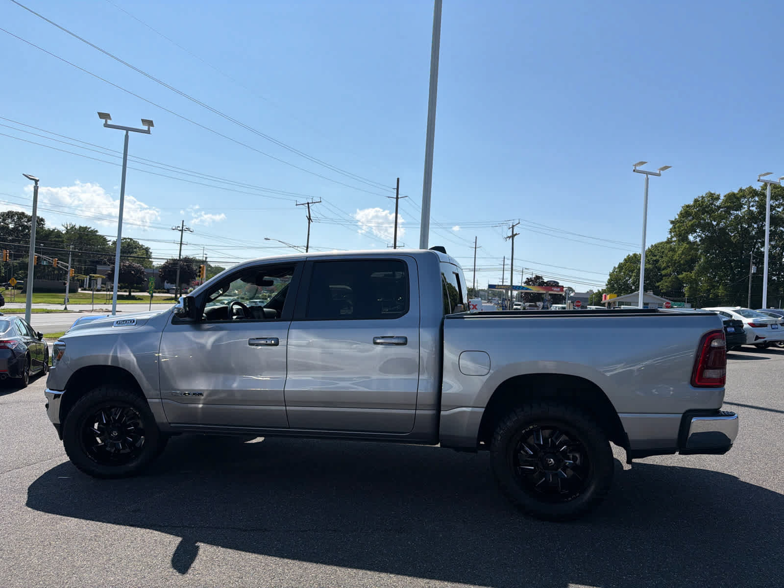 Used 2023 RAM 1500 Laramie AWD/4WD image 5
