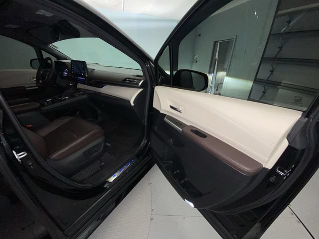 Used 2023 Toyota Sienna Platinum FWD image 26
