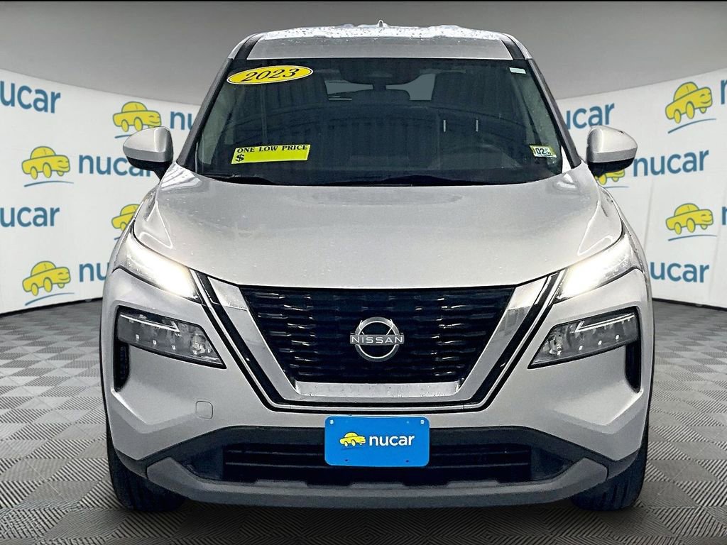 Used 2023 Nissan Rogue SV image 2