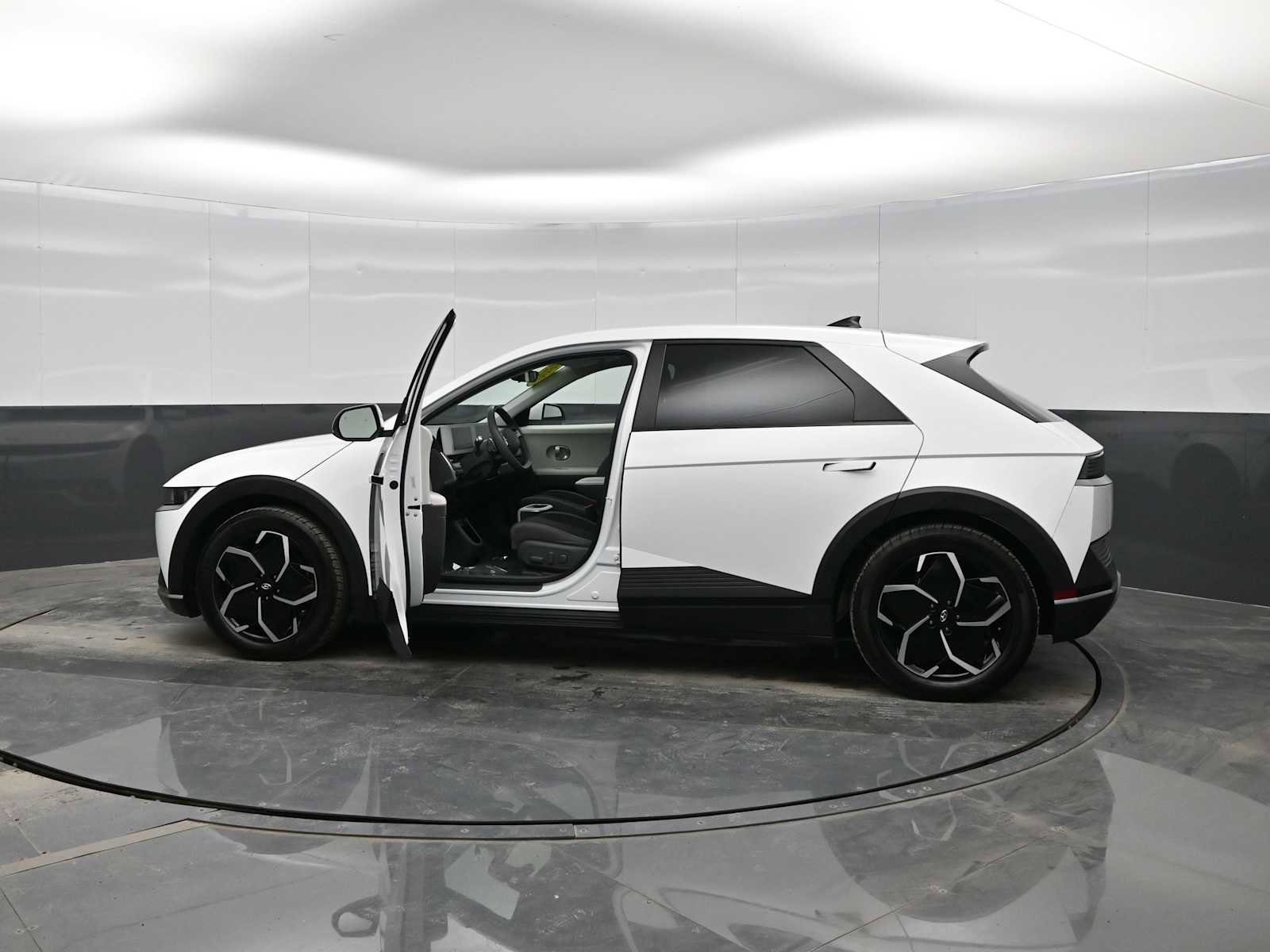 Used 2022 Hyundai Ioniq 5 SE w/ Cargo Package image 5