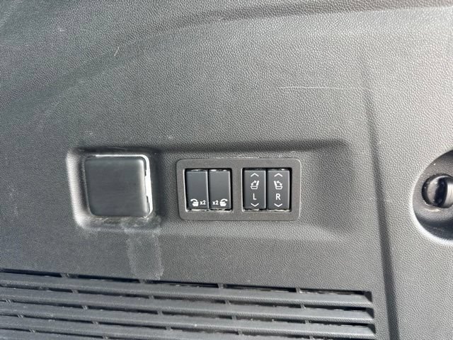Used 2024 GMC Yukon XL AT4 w/ Technology Package AWD/4WD image 6