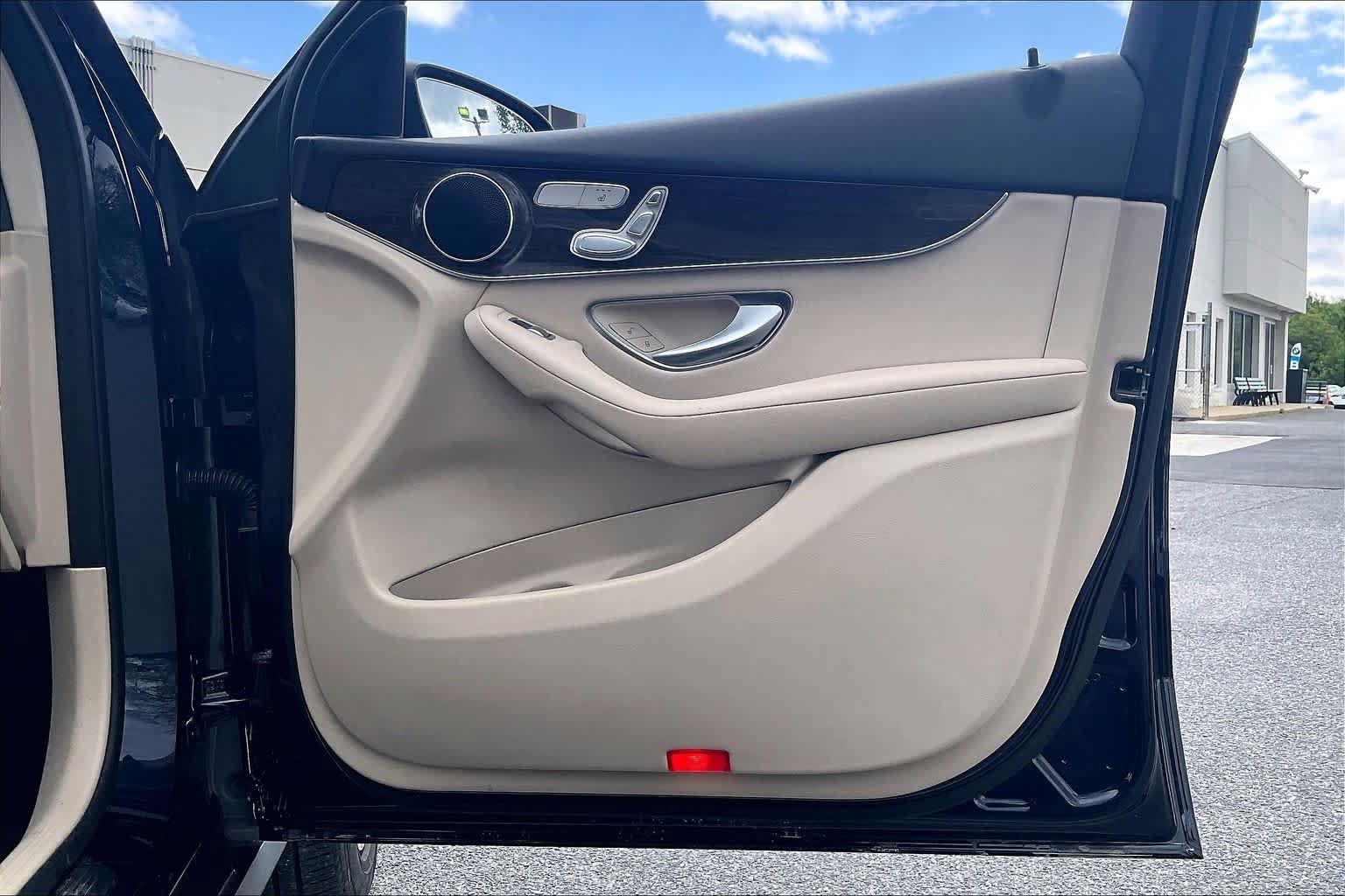 Used 2019 Mercedes-Benz GLC 300 4MATIC image 23