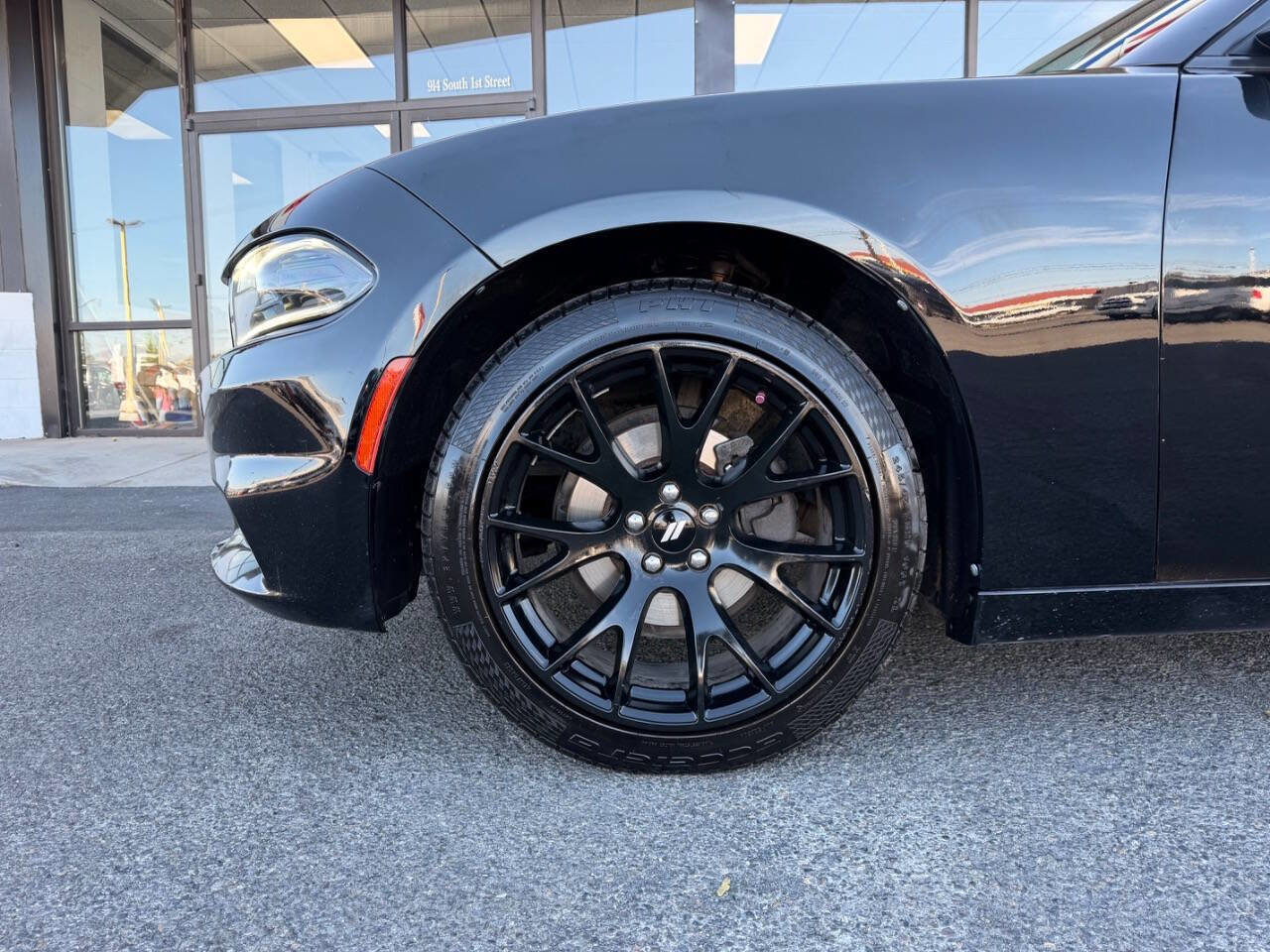 Used 2018 Dodge Charger SXT w/ Blacktop Package RWD image 2