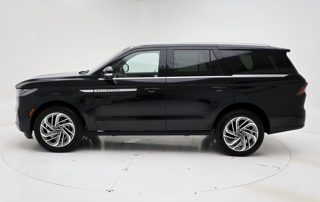 Used 2025 Lincoln Navigator Reserve AWD/4WD image 6