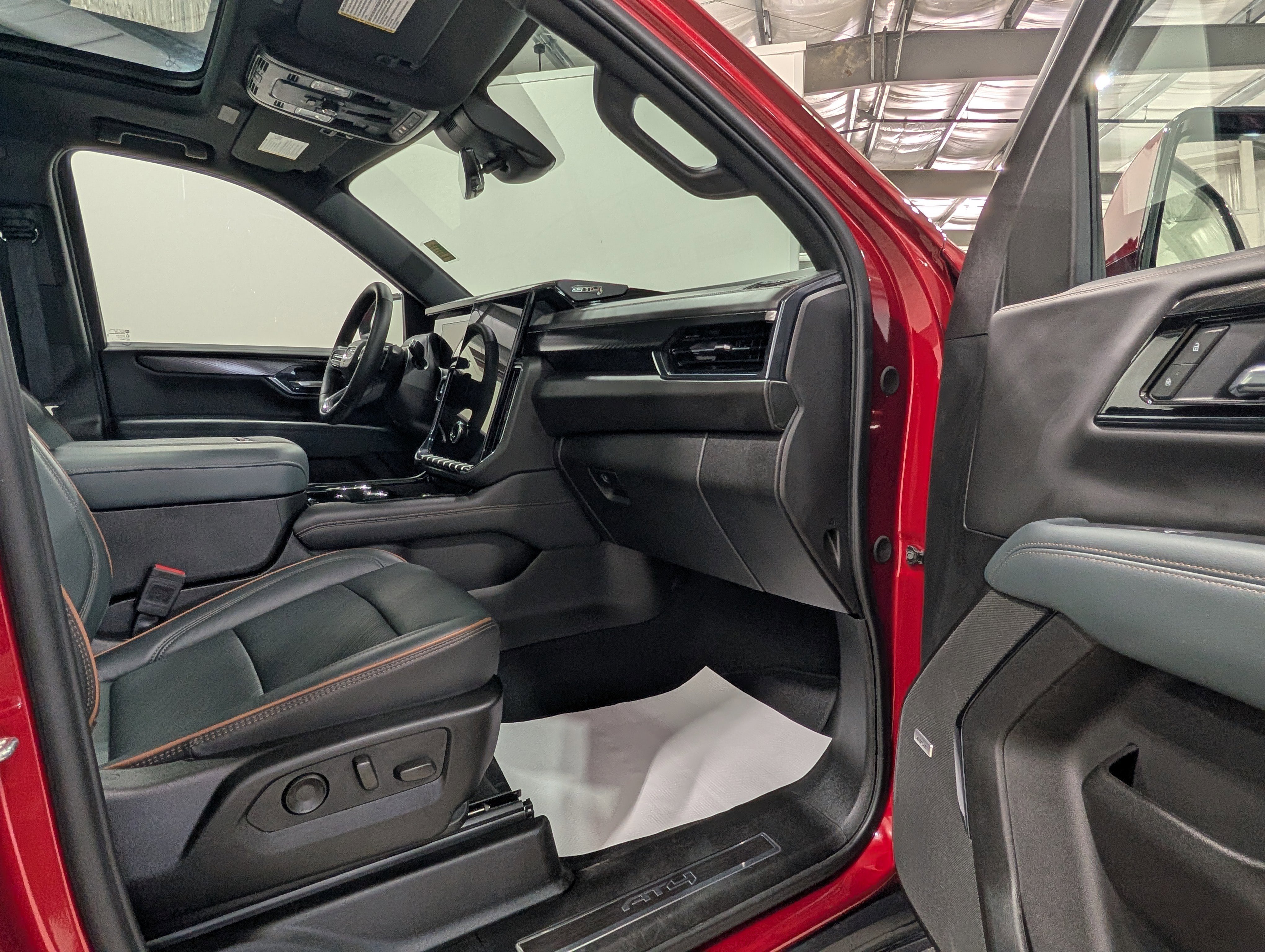 Used 2025 GMC Yukon XL AT4 w/ AT4 Premium Package AWD/4WD image 23