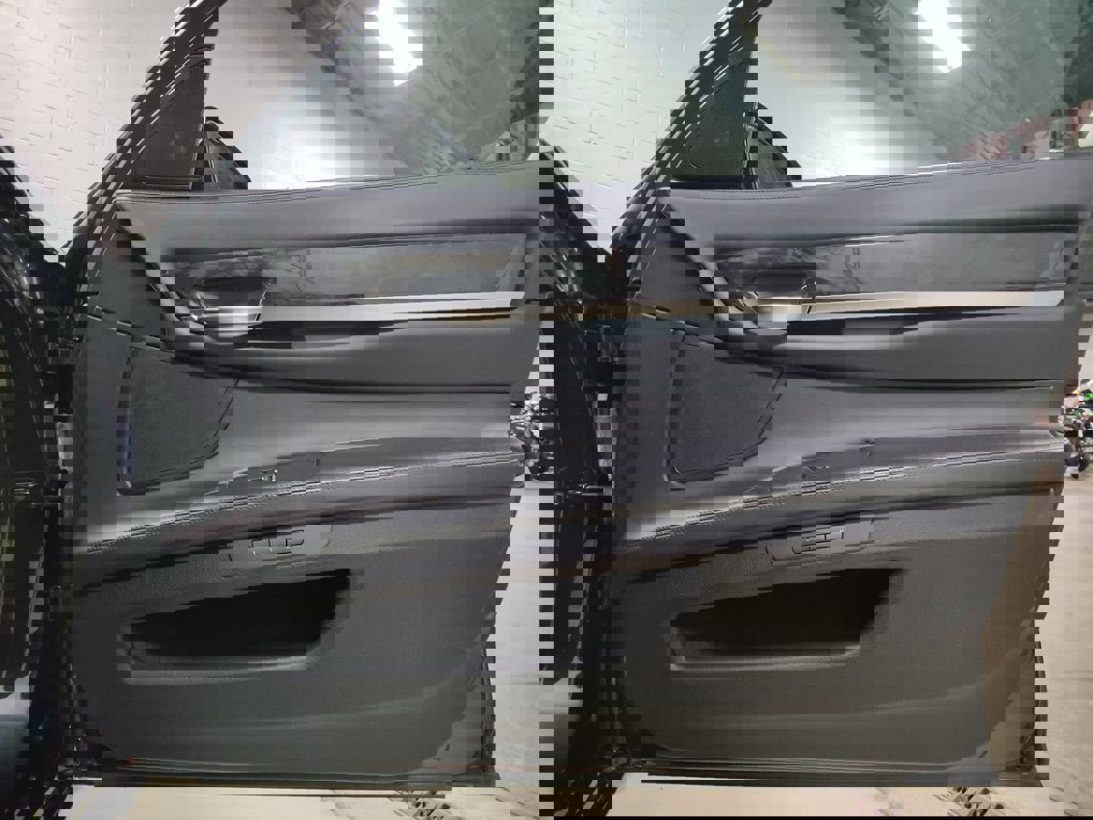 Used 2013 BMW 750Li xDrive image 9