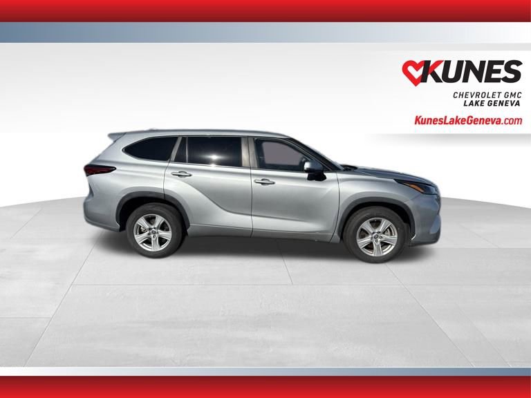 Used 2023 Toyota Highlander LE image 3