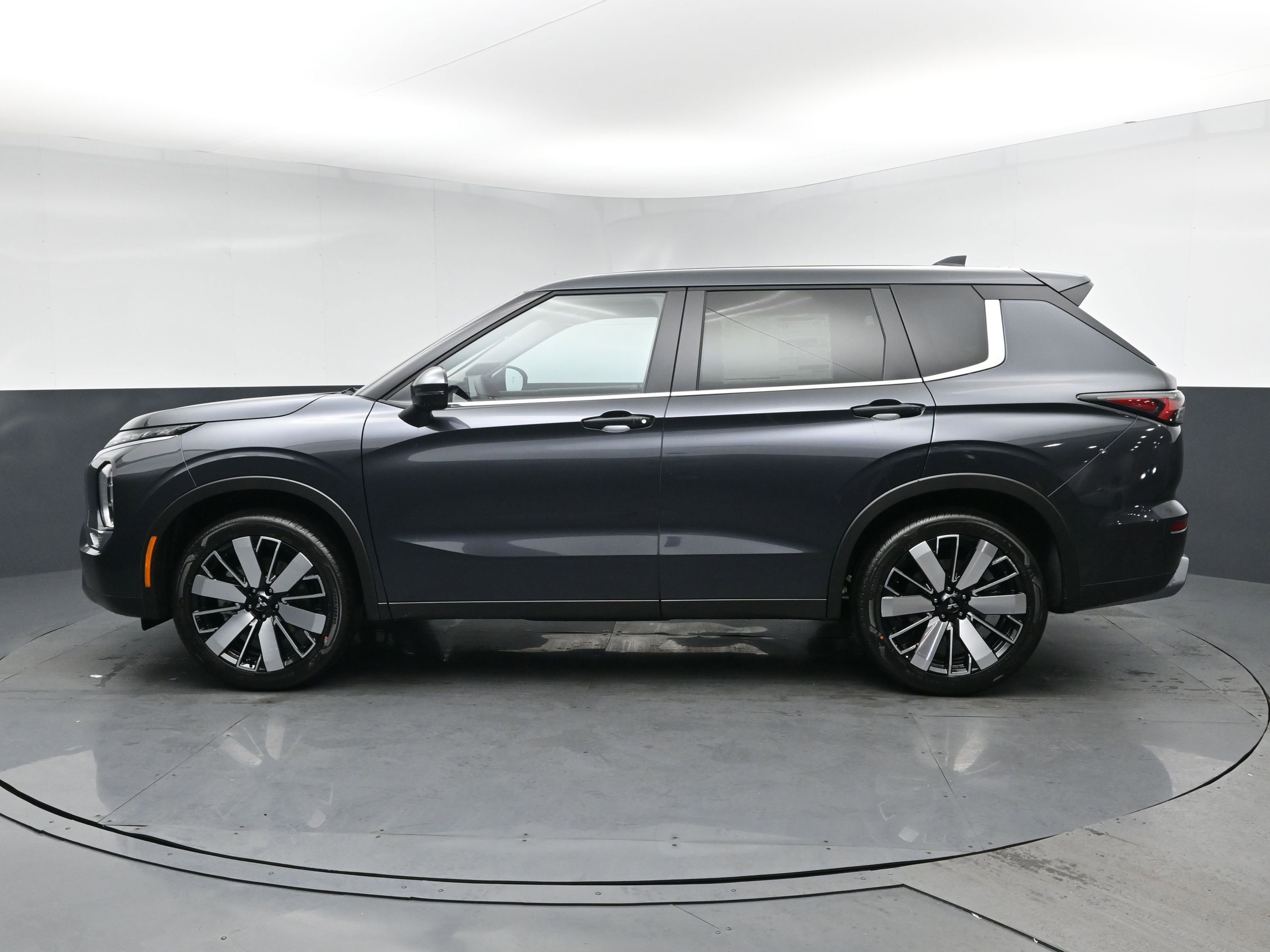 New 2026 Mitsubishi Outlander FWD image 4