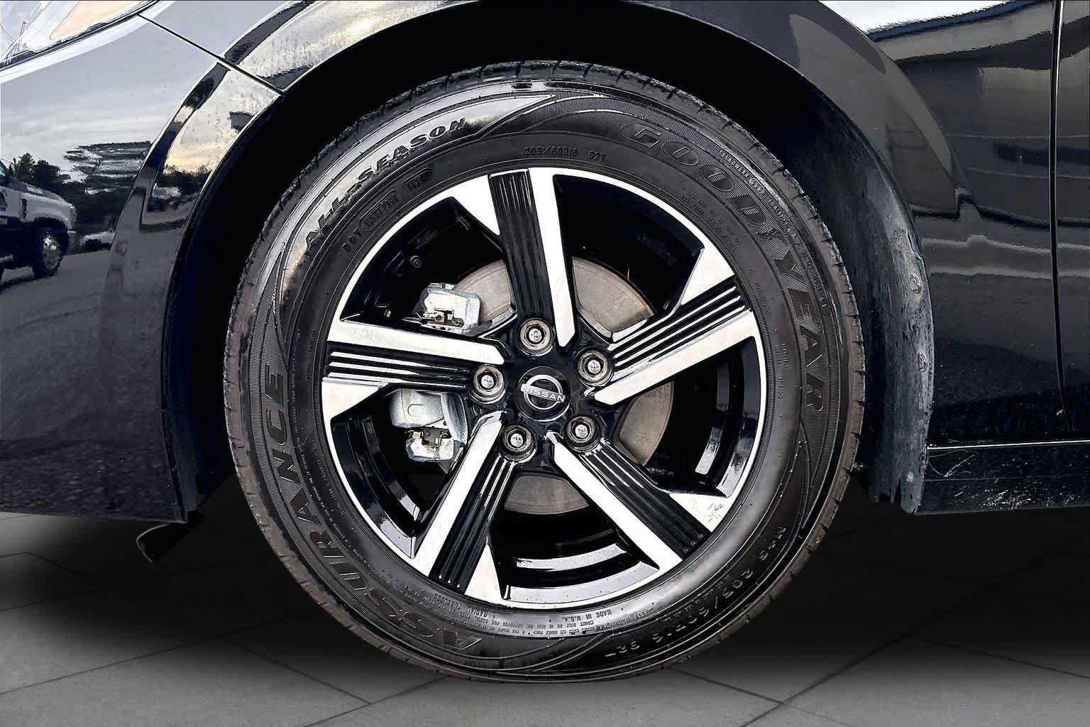 Used 2025 Nissan Sentra SV FWD image 11