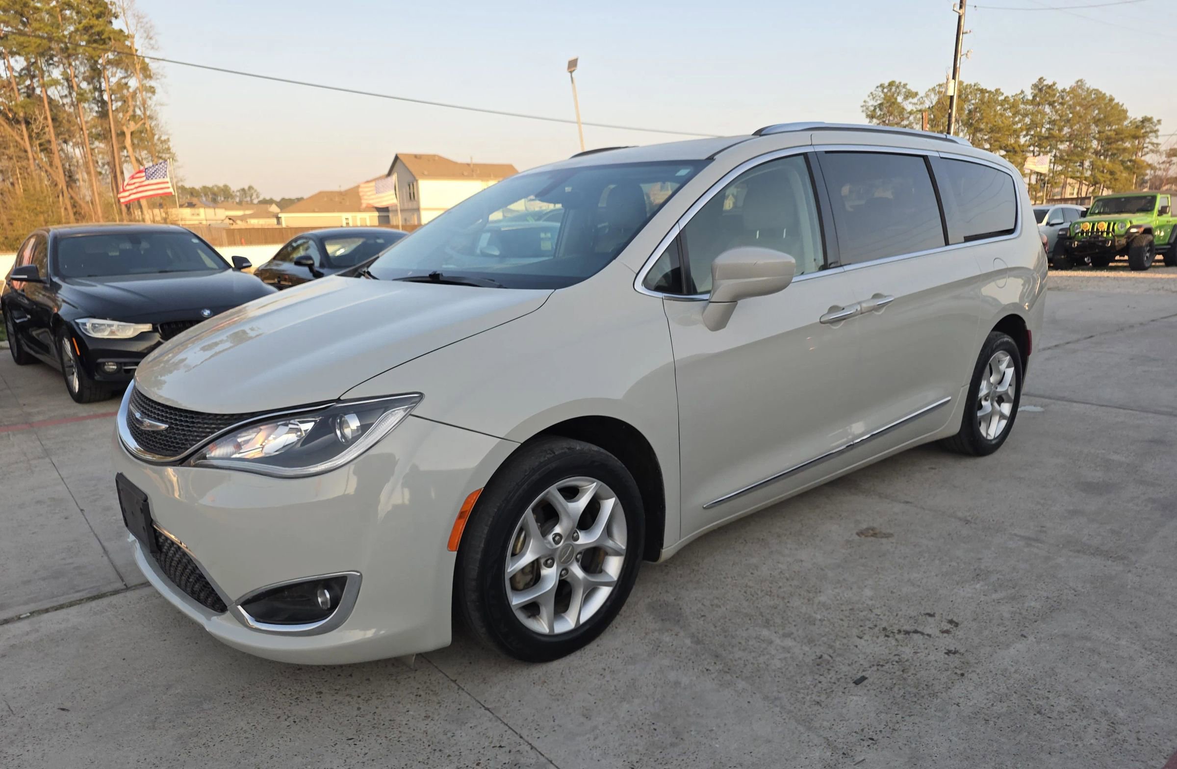 Used 2020 Chrysler Pacifica Touring-L Plus w/ Tire & Wheel Group image 2