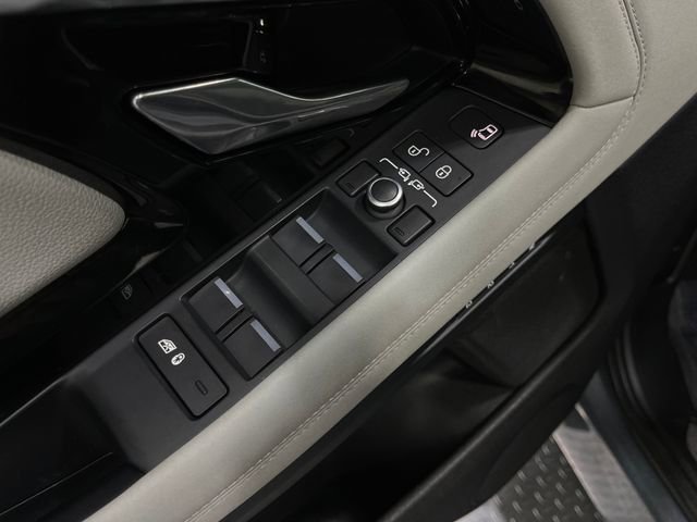 Used 2020 Land Rover Range Rover Evoque First Edition image 17