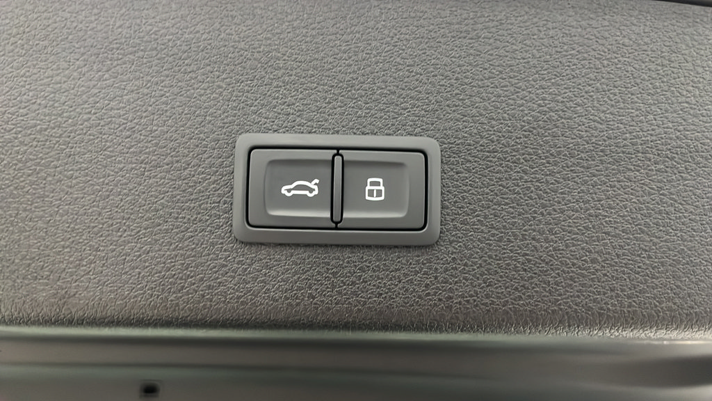 Used 2022 Audi e-tron Prestige w/ Prestige Package AWD/4WD image 27