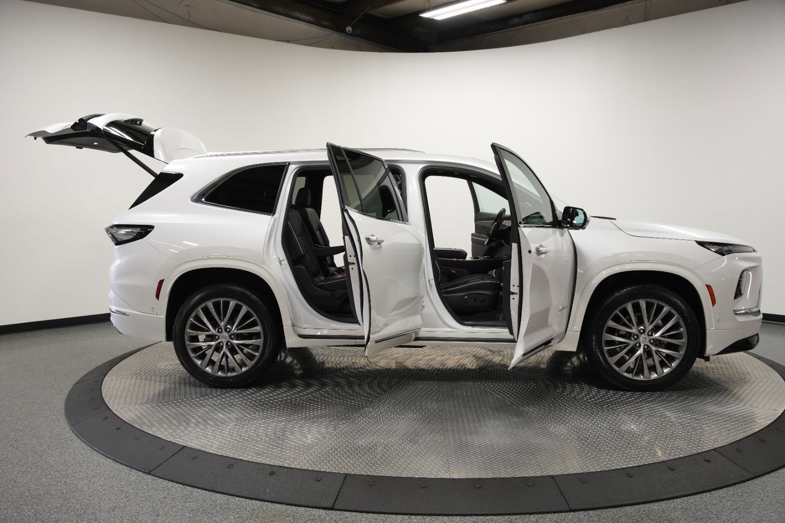 Used 2025 Buick Enclave Avenir image 9