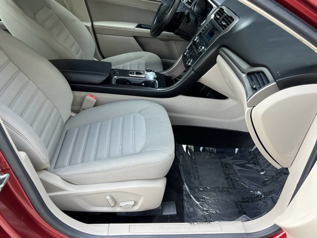 Used 2017 Ford Fusion SE FWD image 19