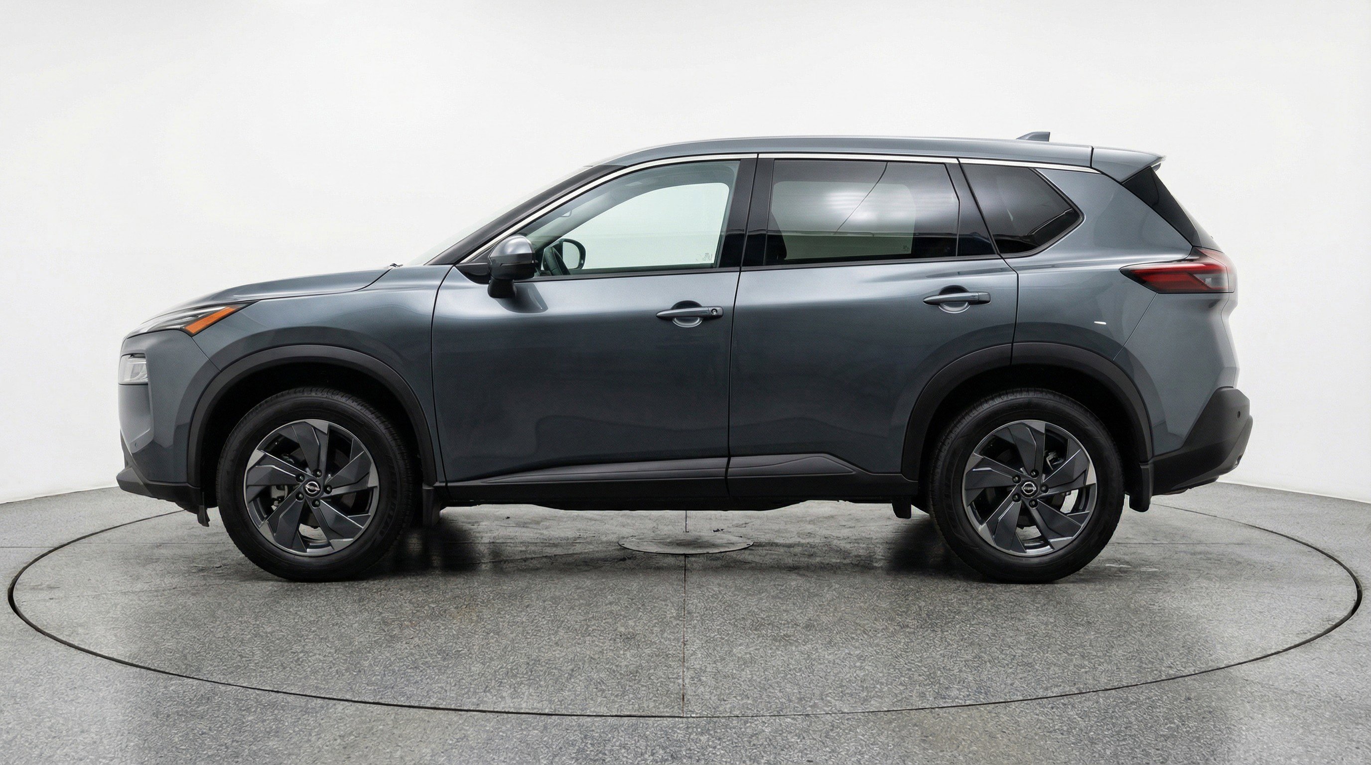 Used 2025 Nissan Rogue SV image 5