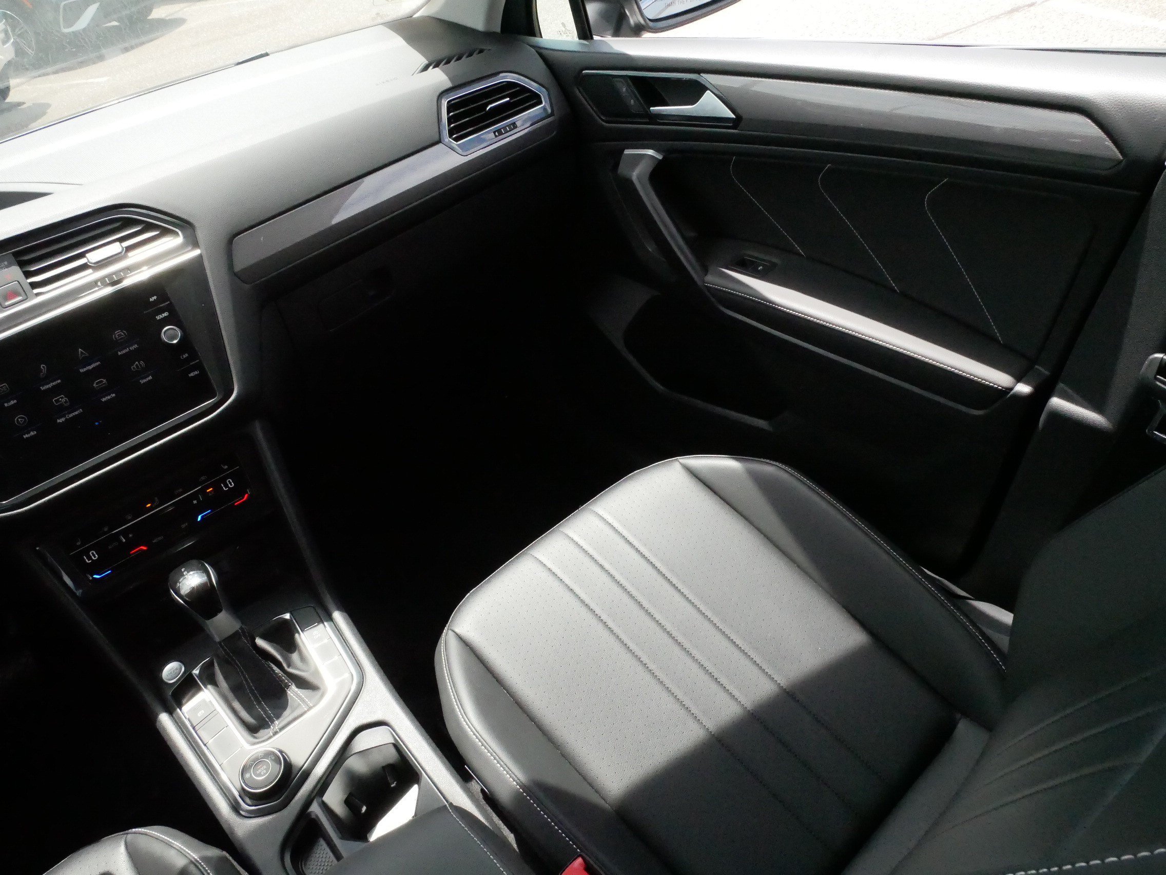 Used 2024 Volkswagen Tiguan SE AWD/4WD image 11